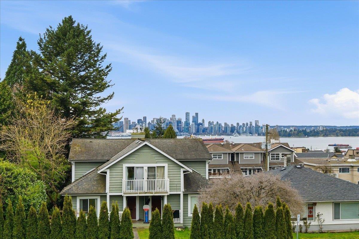 210 5Th Street W, North Vancouver, BC