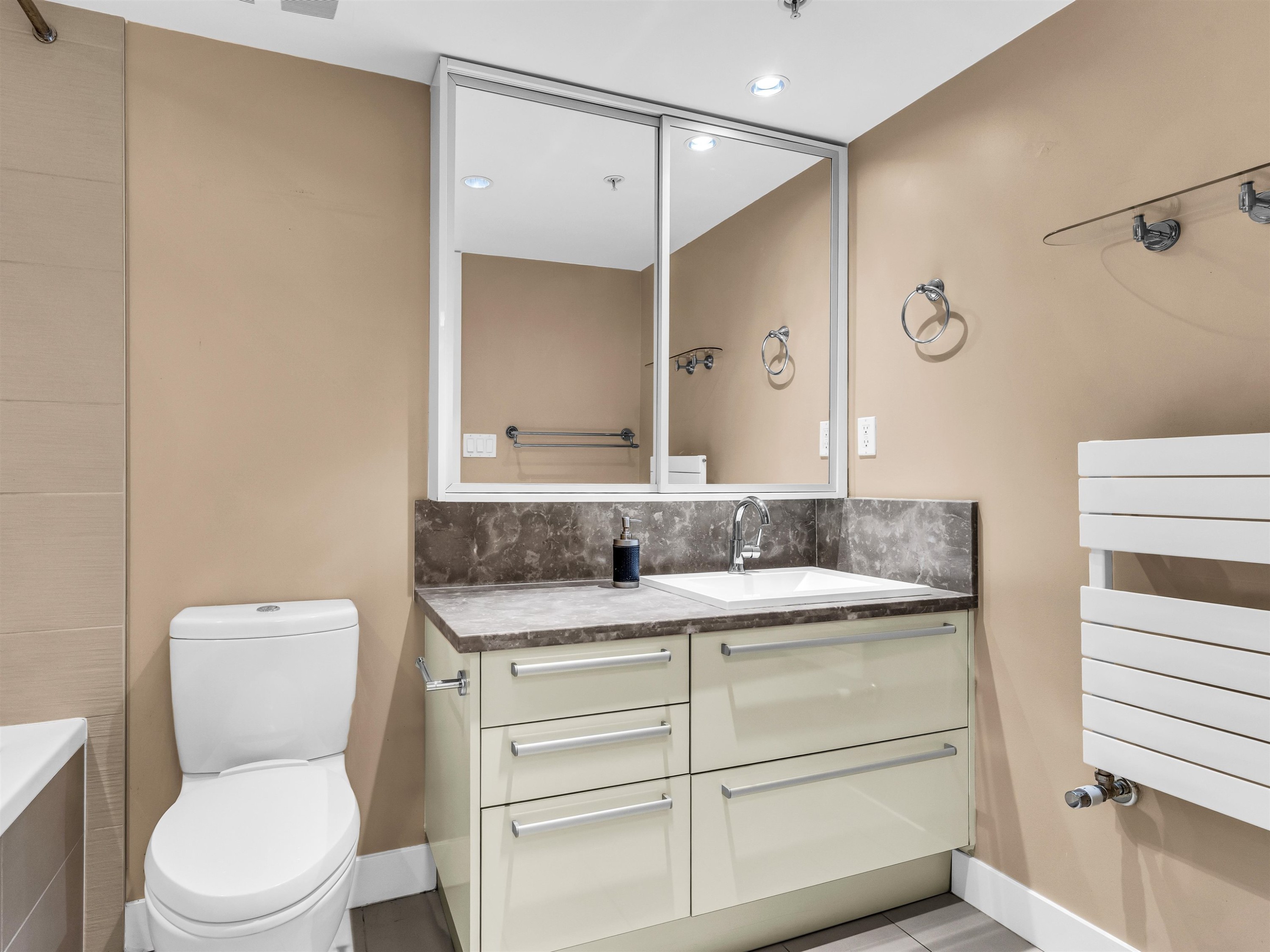 296 1St Avenue W, Vancouver, BC