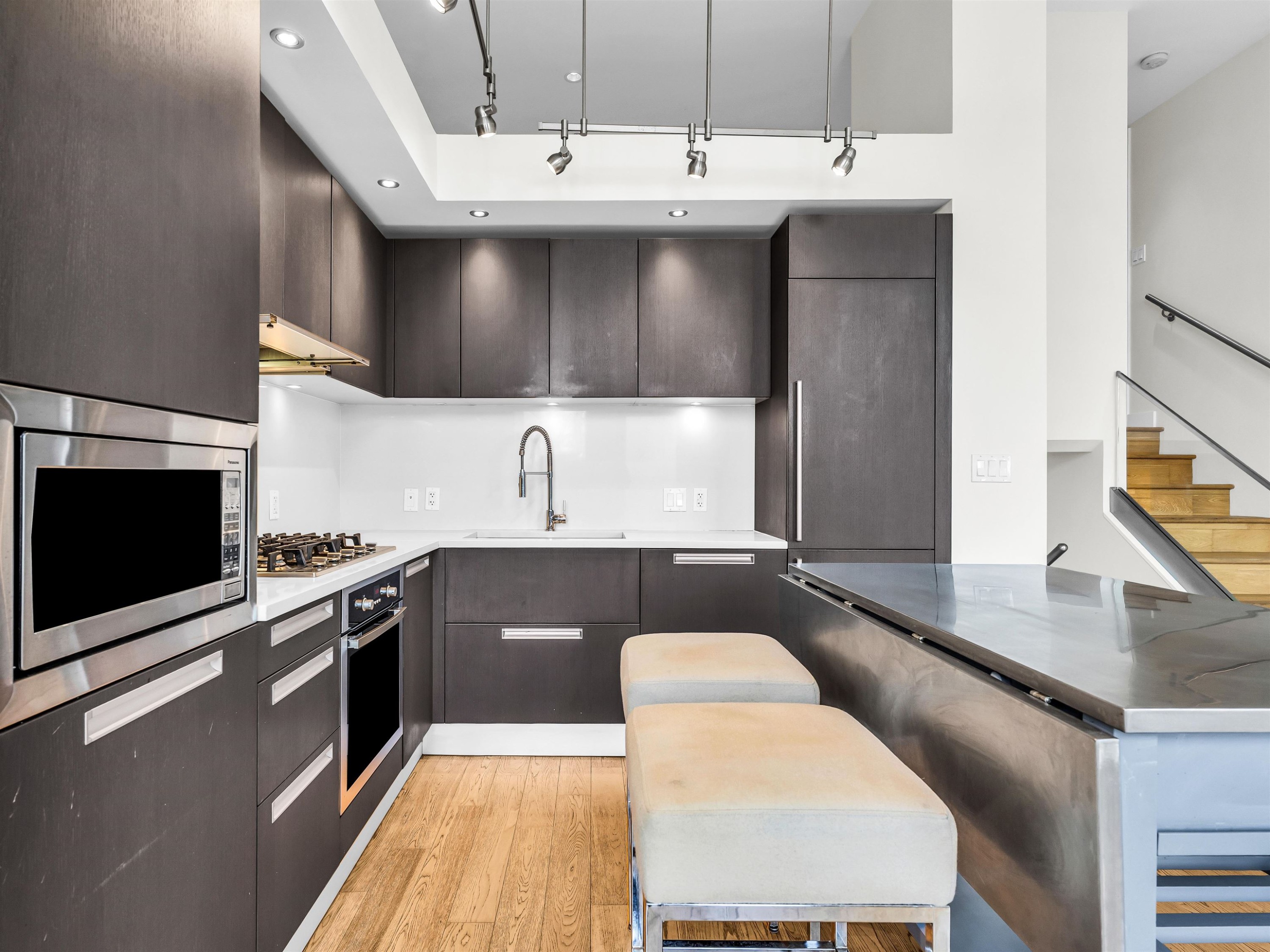 296 1St Avenue W, Vancouver, BC