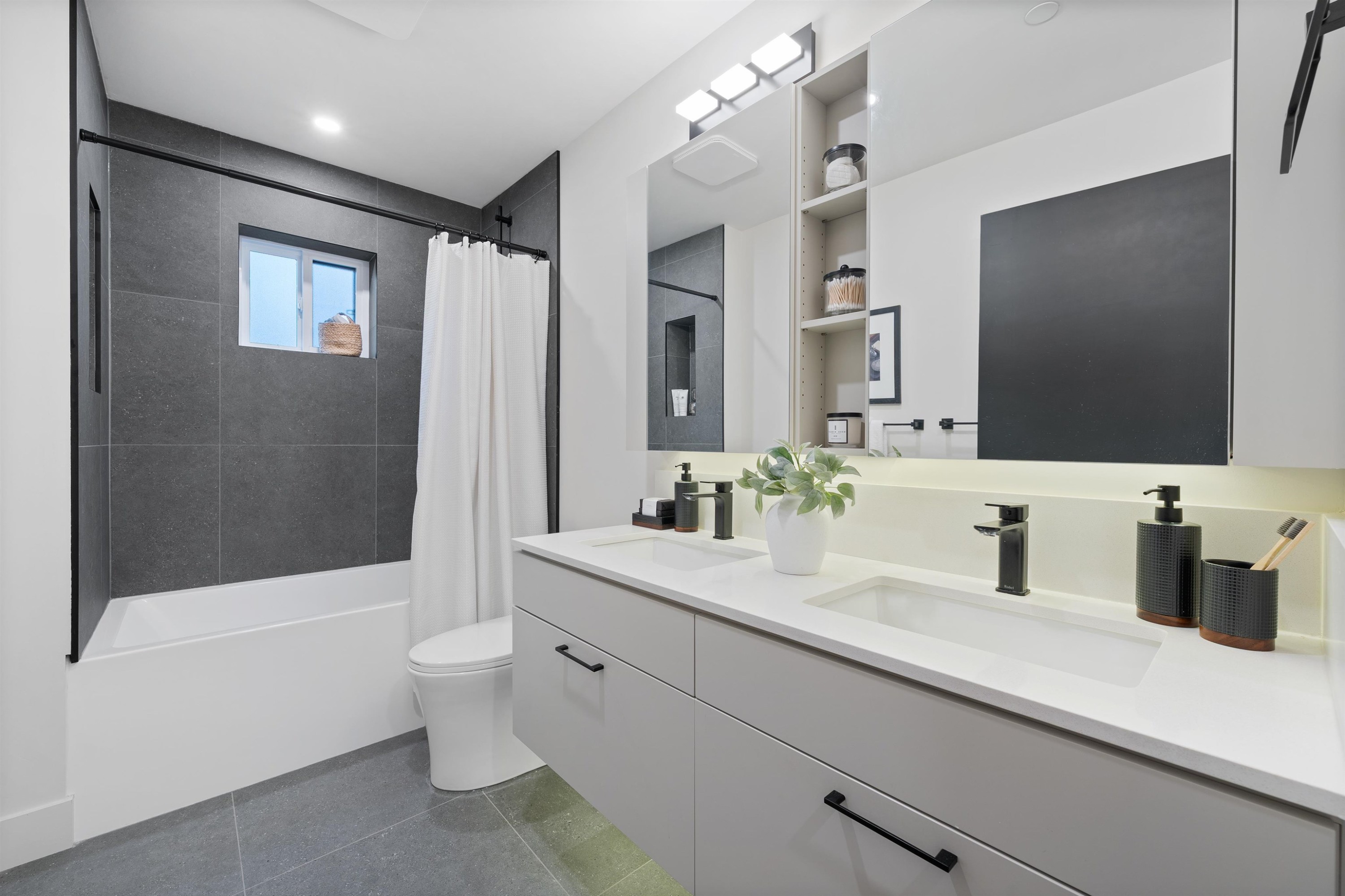919 10Th Avenue E, Vancouver, BC