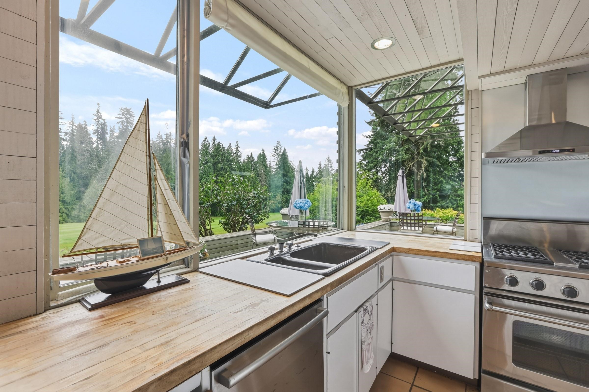 460 Southborough Drive, West Vancouver, BC - Indoor Photo Showing Kitchen With Double Sink