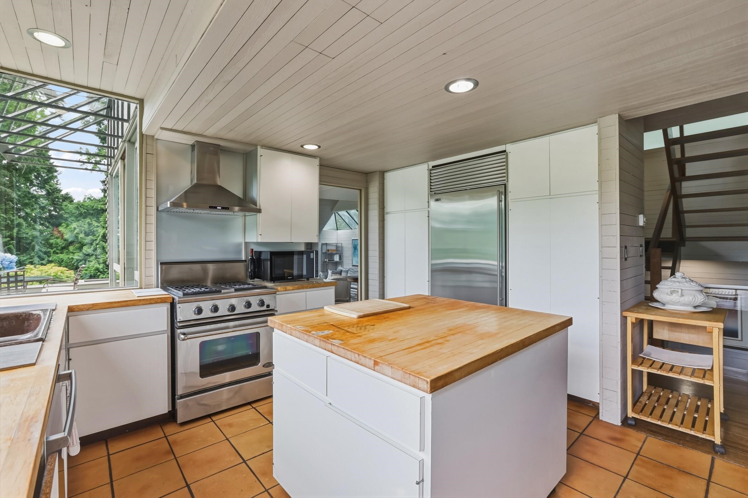 460 Southborough Drive, West Vancouver, BC - Indoor Photo Showing Kitchen