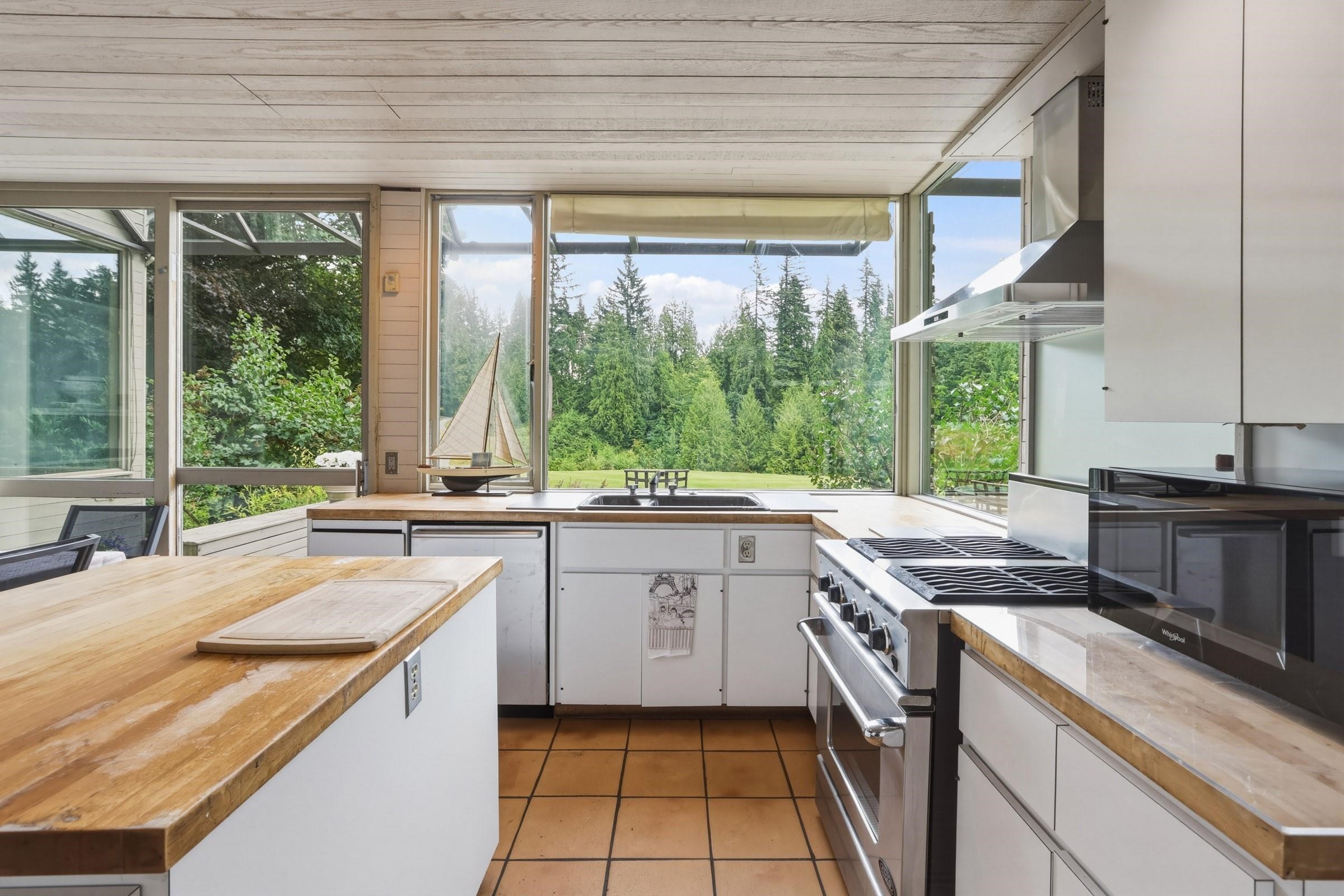 460 Southborough Drive, West Vancouver, BC - Indoor Photo Showing Kitchen