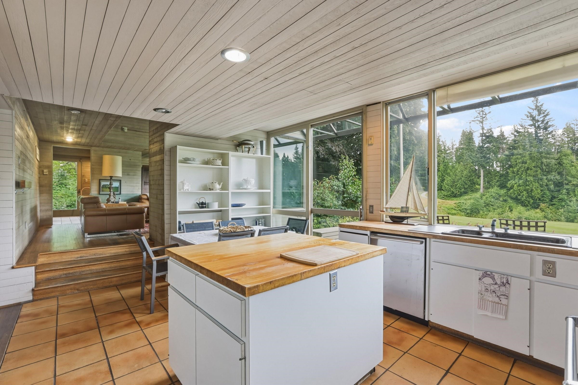 460 Southborough Drive, West Vancouver, BC - With Exterior