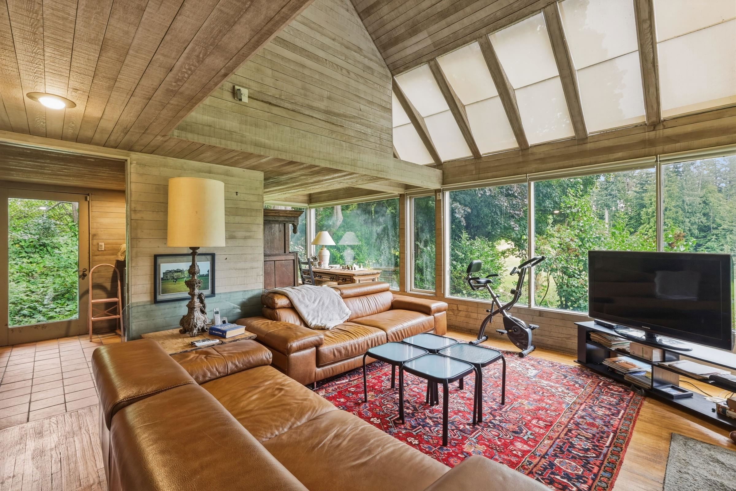 460 Southborough Drive, West Vancouver, BC - Indoor Photo Showing Living Room With Fireplace