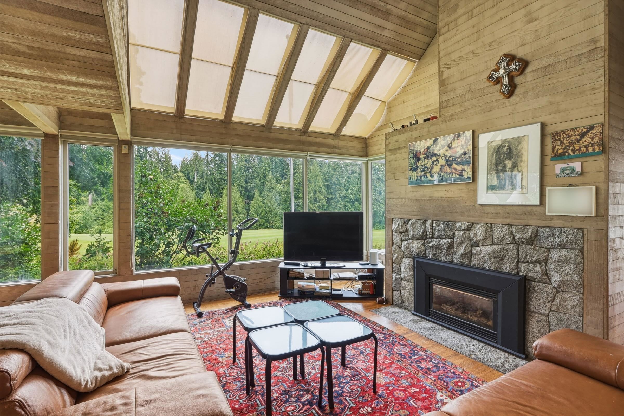 460 Southborough Drive, West Vancouver, BC - Indoor Photo Showing Living Room With Fireplace