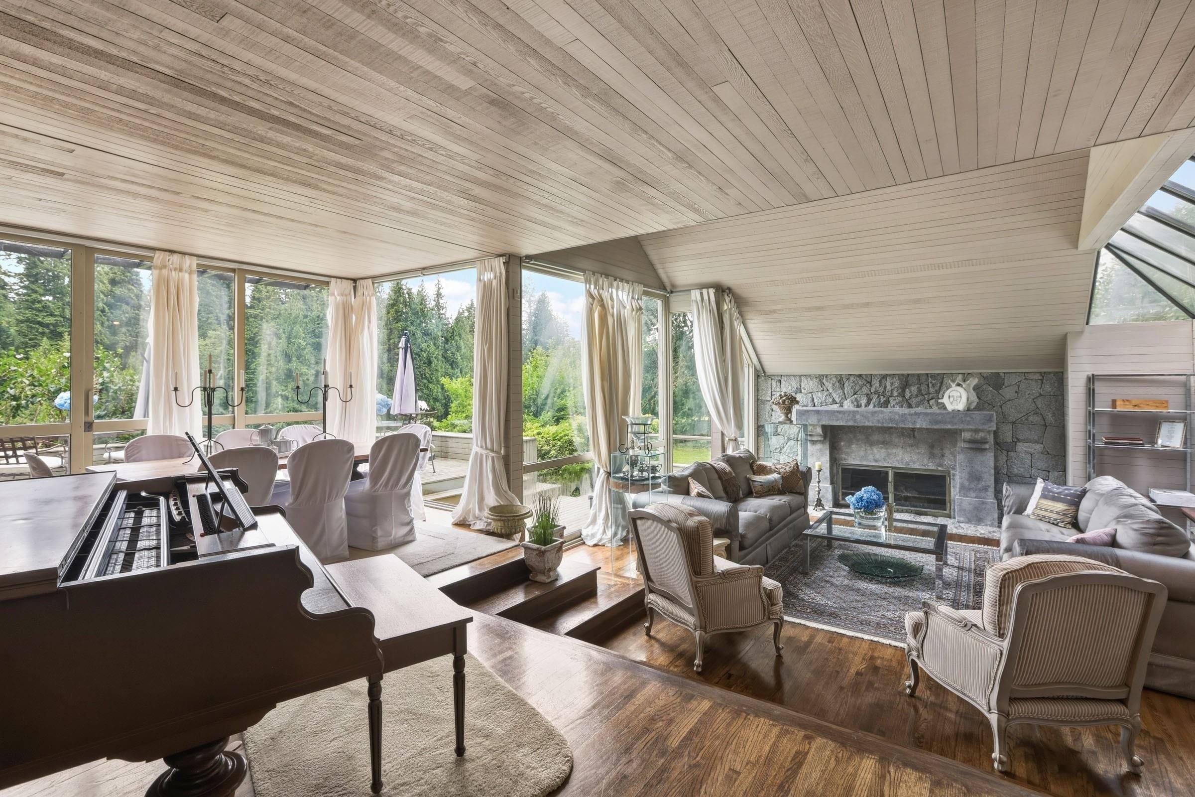 460 Southborough Drive, West Vancouver, BC - Indoor Photo Showing Living Room With Fireplace