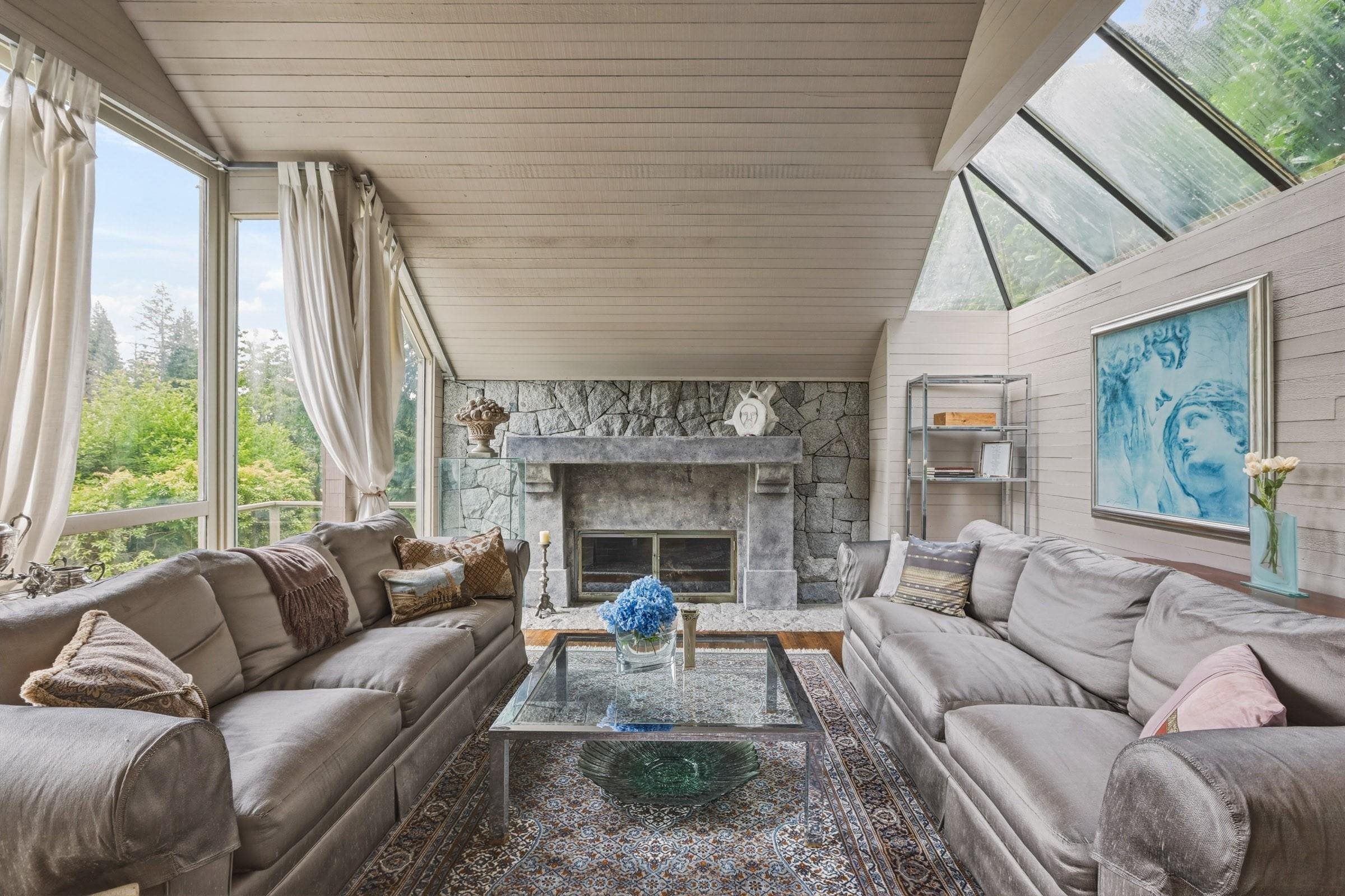 460 Southborough Drive, West Vancouver, BC - Indoor Photo Showing Living Room With Fireplace