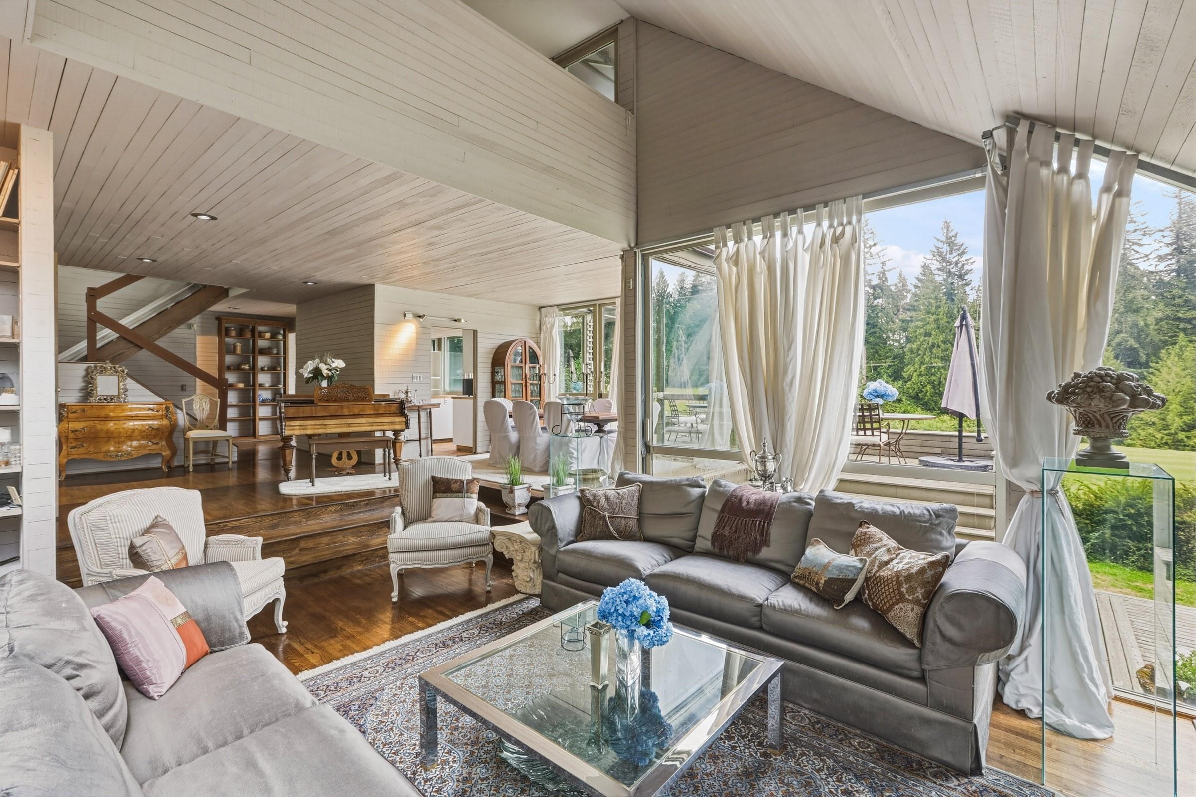 460 Southborough Drive, West Vancouver, BC - Indoor Photo Showing Living Room