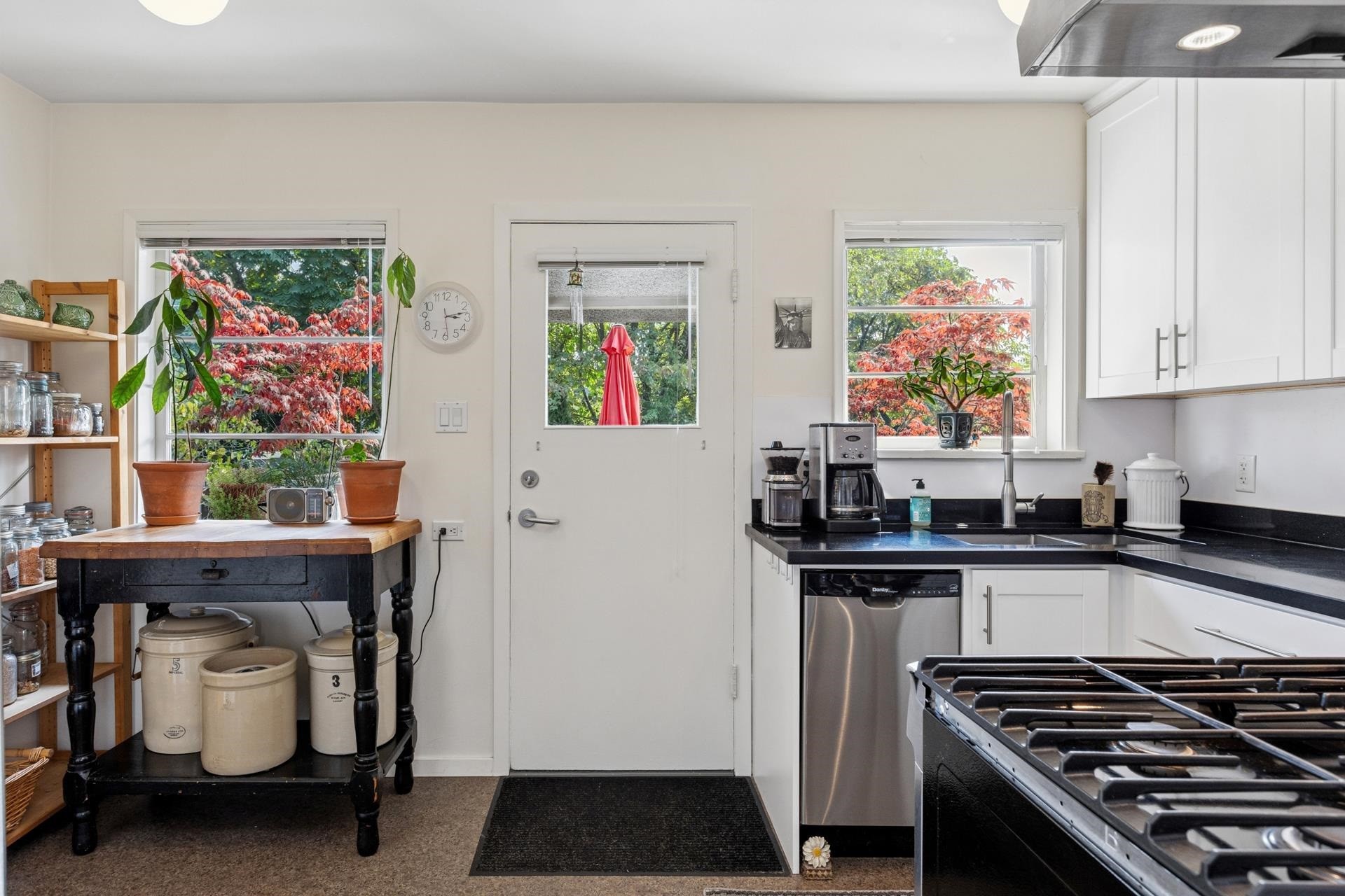 415 26Th Street W, North Vancouver, BC