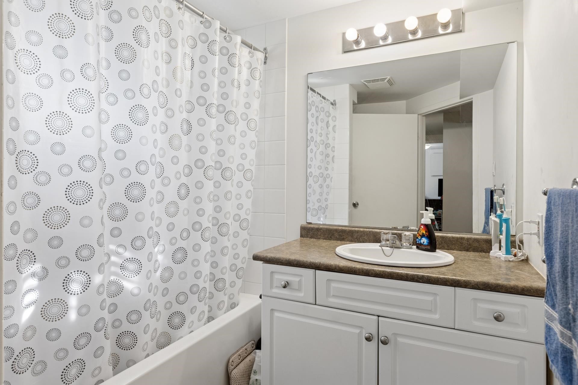 415 26Th Street W, North Vancouver, BC