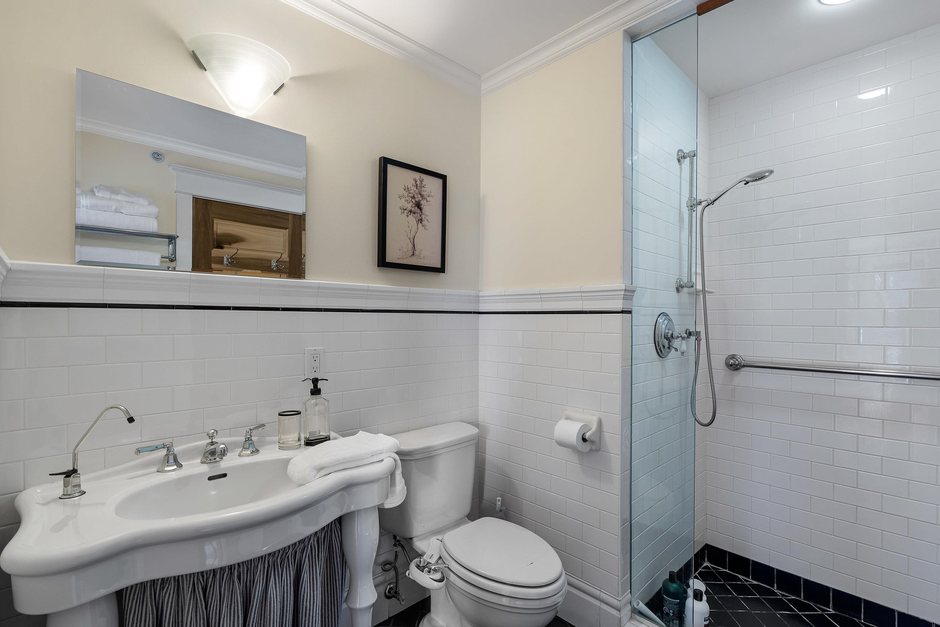 33 6Th Avenue E, Vancouver, BC