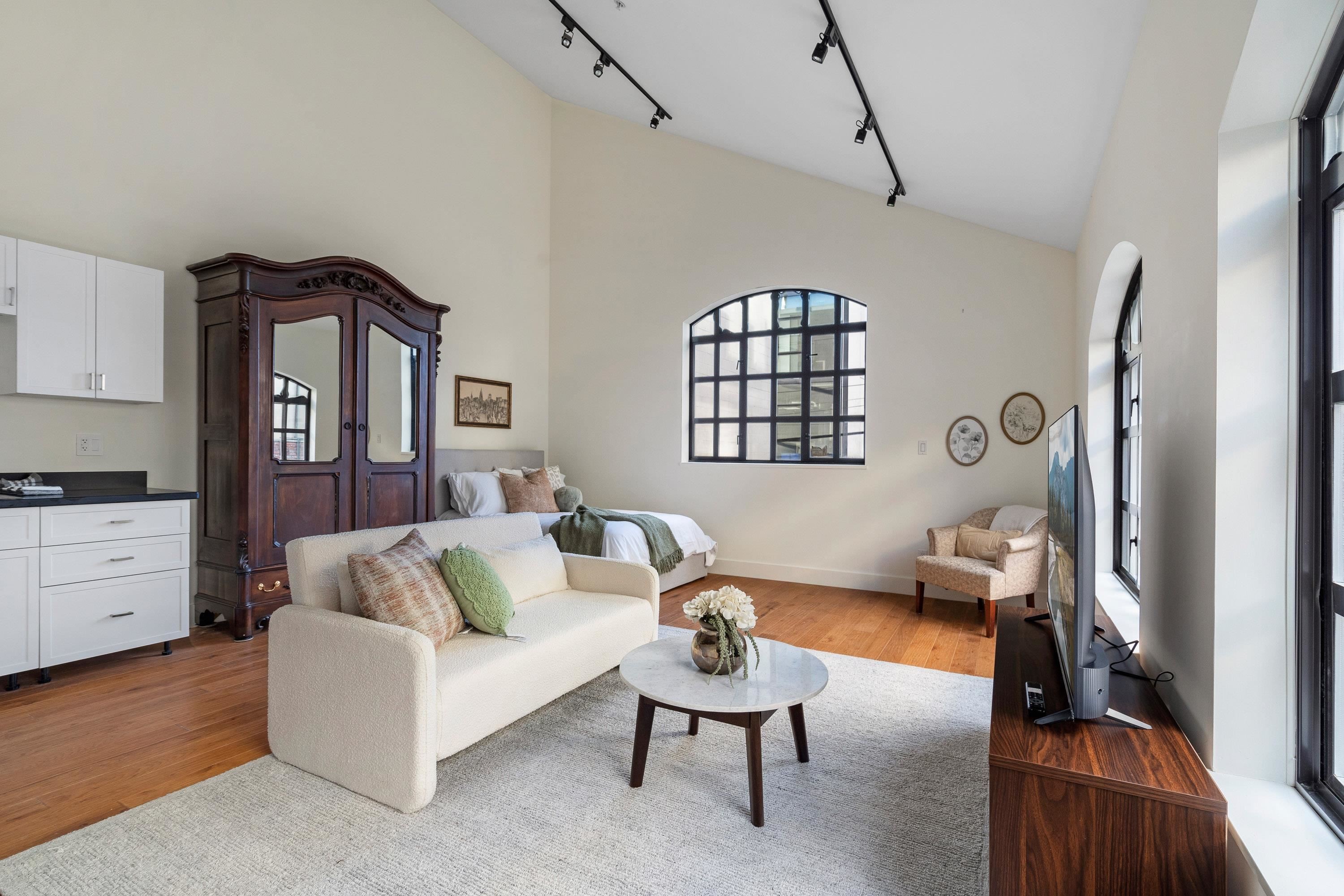 33 6Th Avenue E, Vancouver, BC