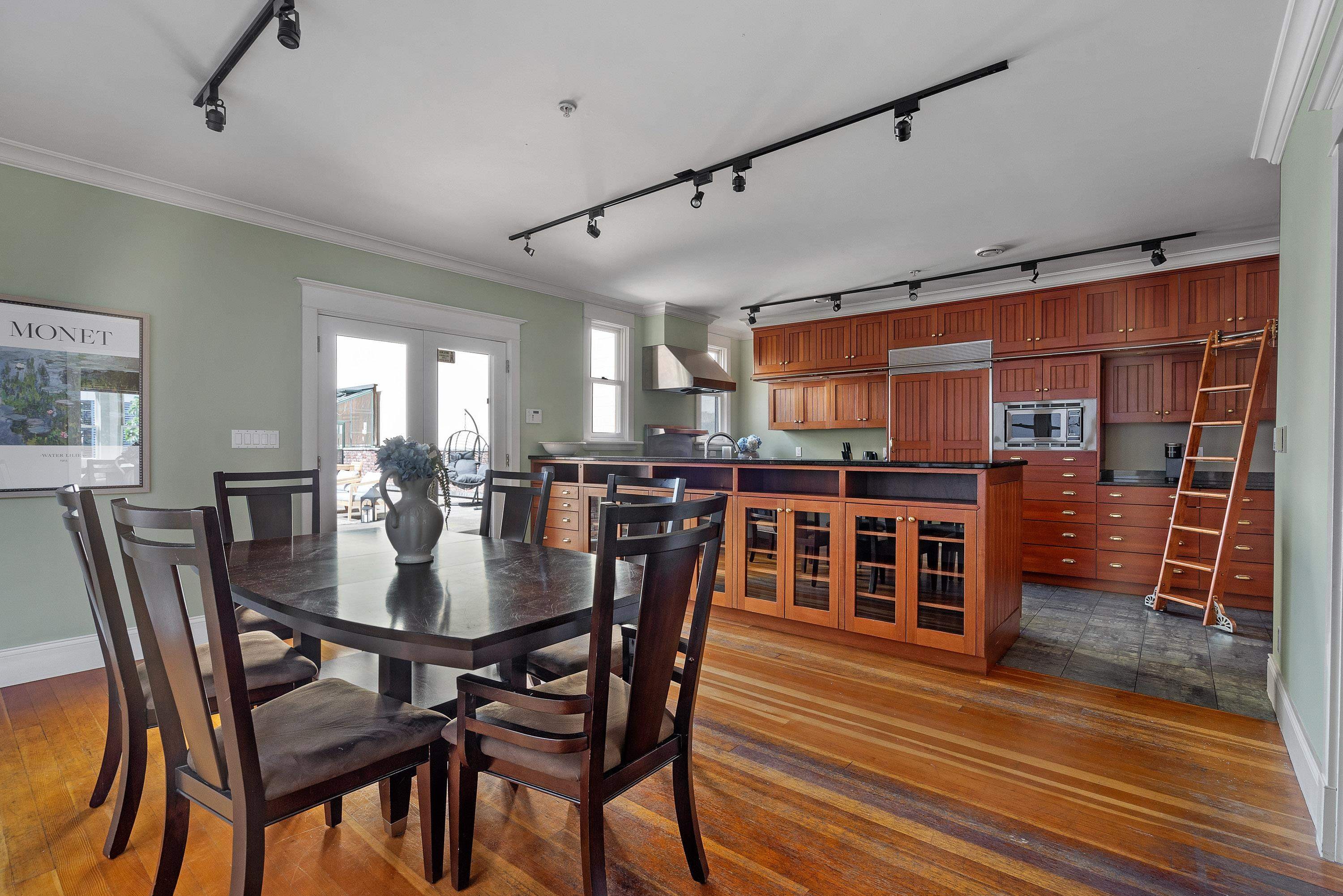 33 6Th Avenue E, Vancouver, BC