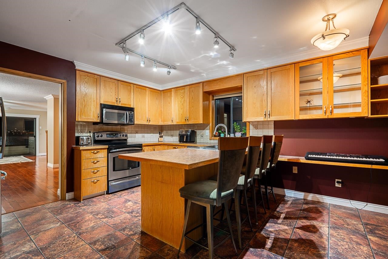 949 Lynwood Avenue, Port Coquitlam, BC