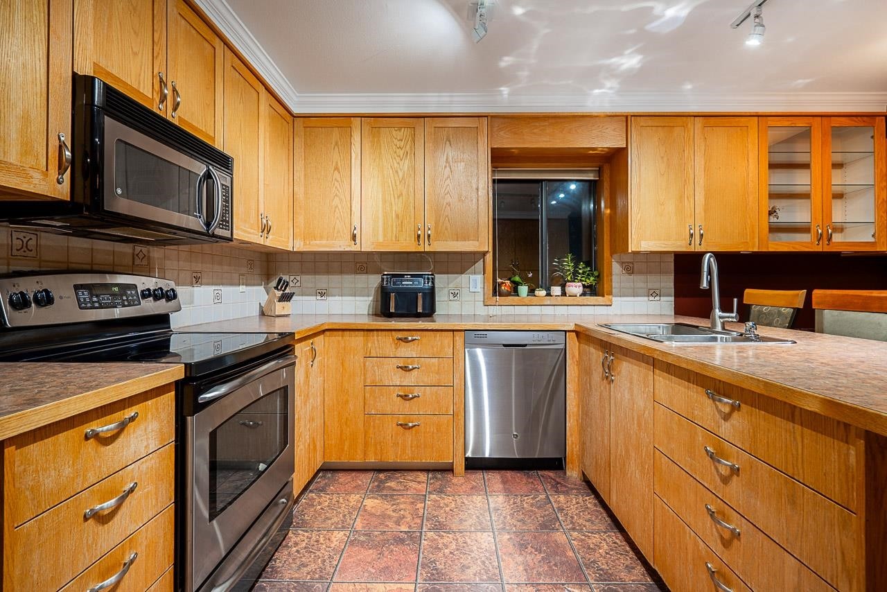 949 Lynwood Avenue, Port Coquitlam, BC