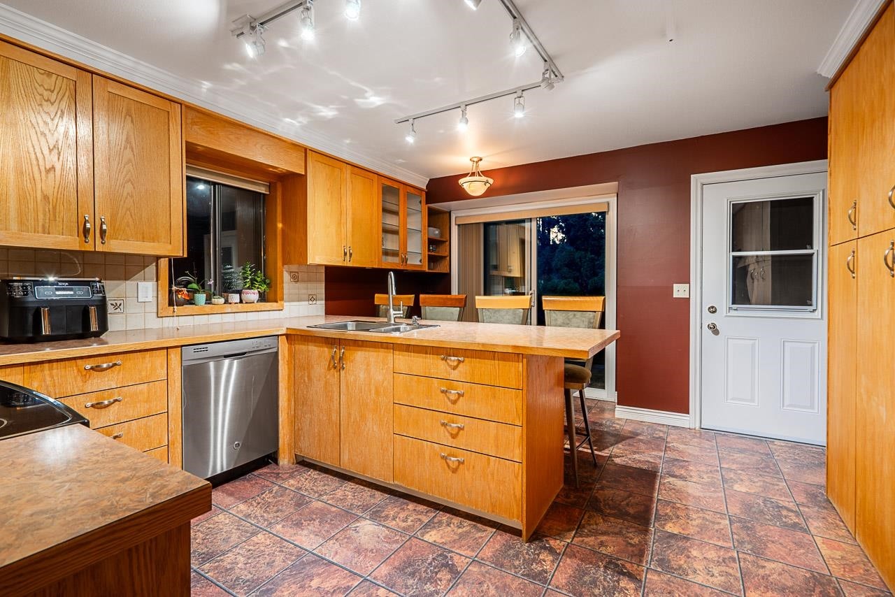 949 Lynwood Avenue, Port Coquitlam, BC