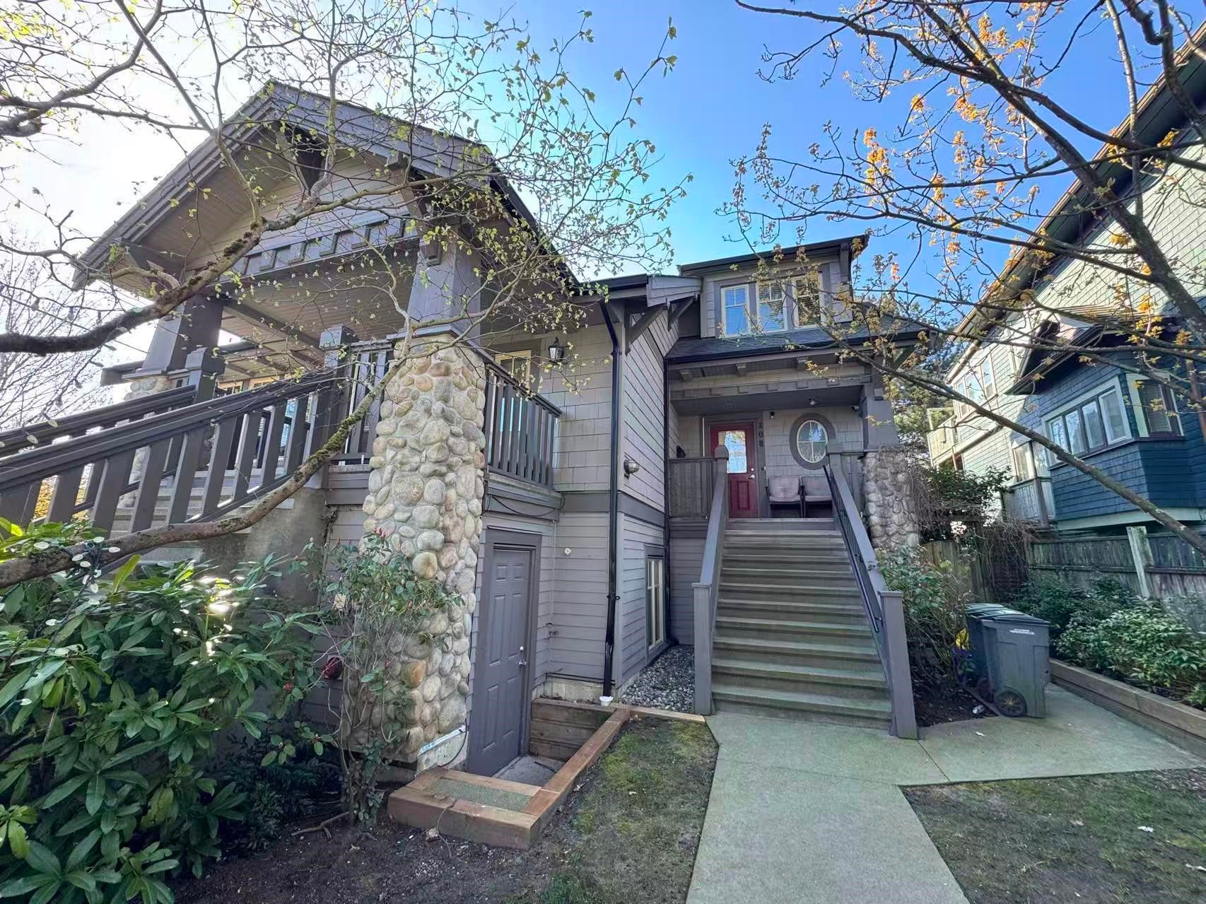 208 13Th Avenue W, Vancouver, BC