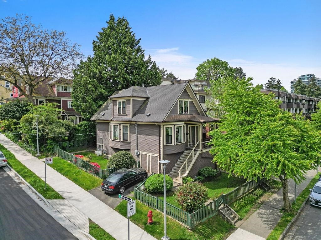 498 5Th Avenue E, Vancouver, BC