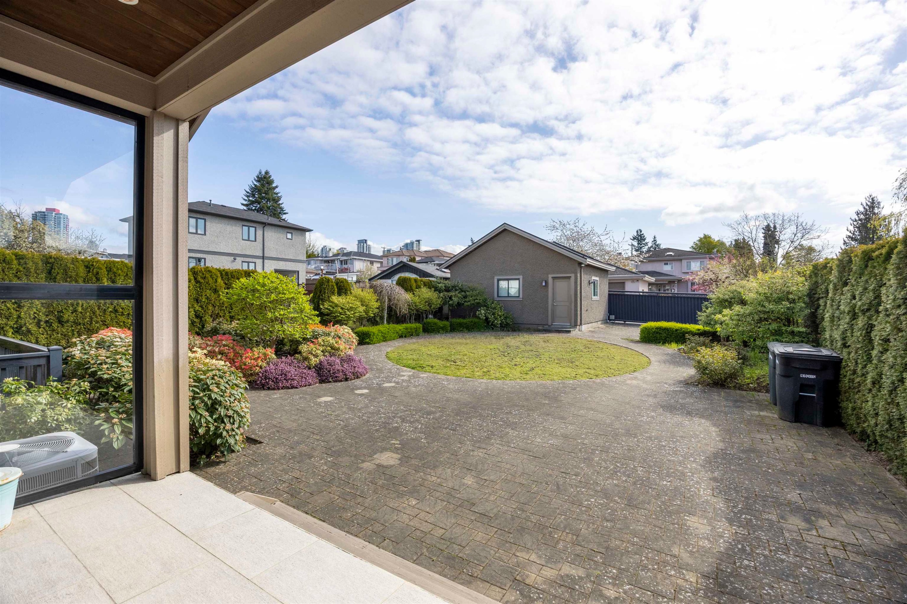 7320 Dow Avenue, Burnaby, BC - Outdoor