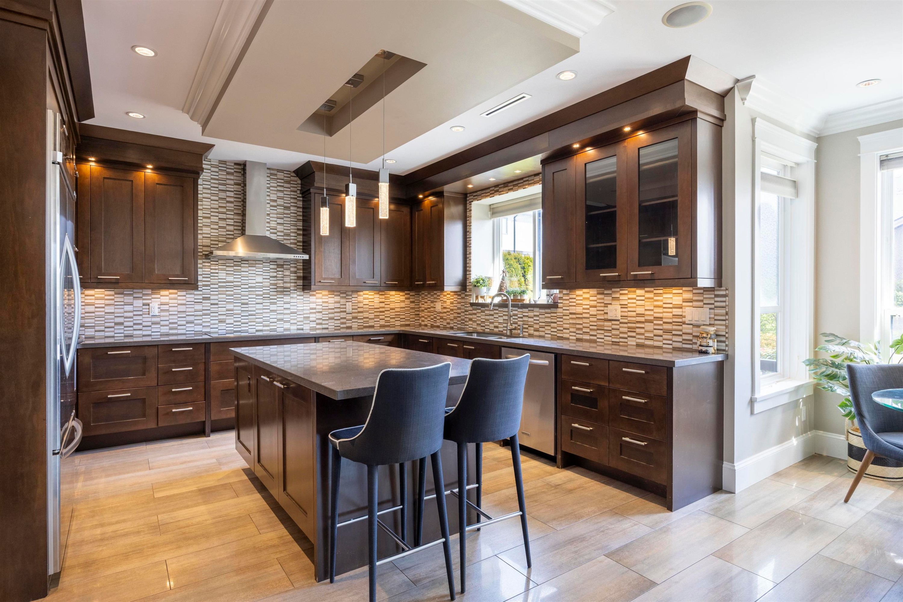 7320 Dow Avenue, Burnaby, BC - Indoor Photo Showing Kitchen With Upgraded Kitchen