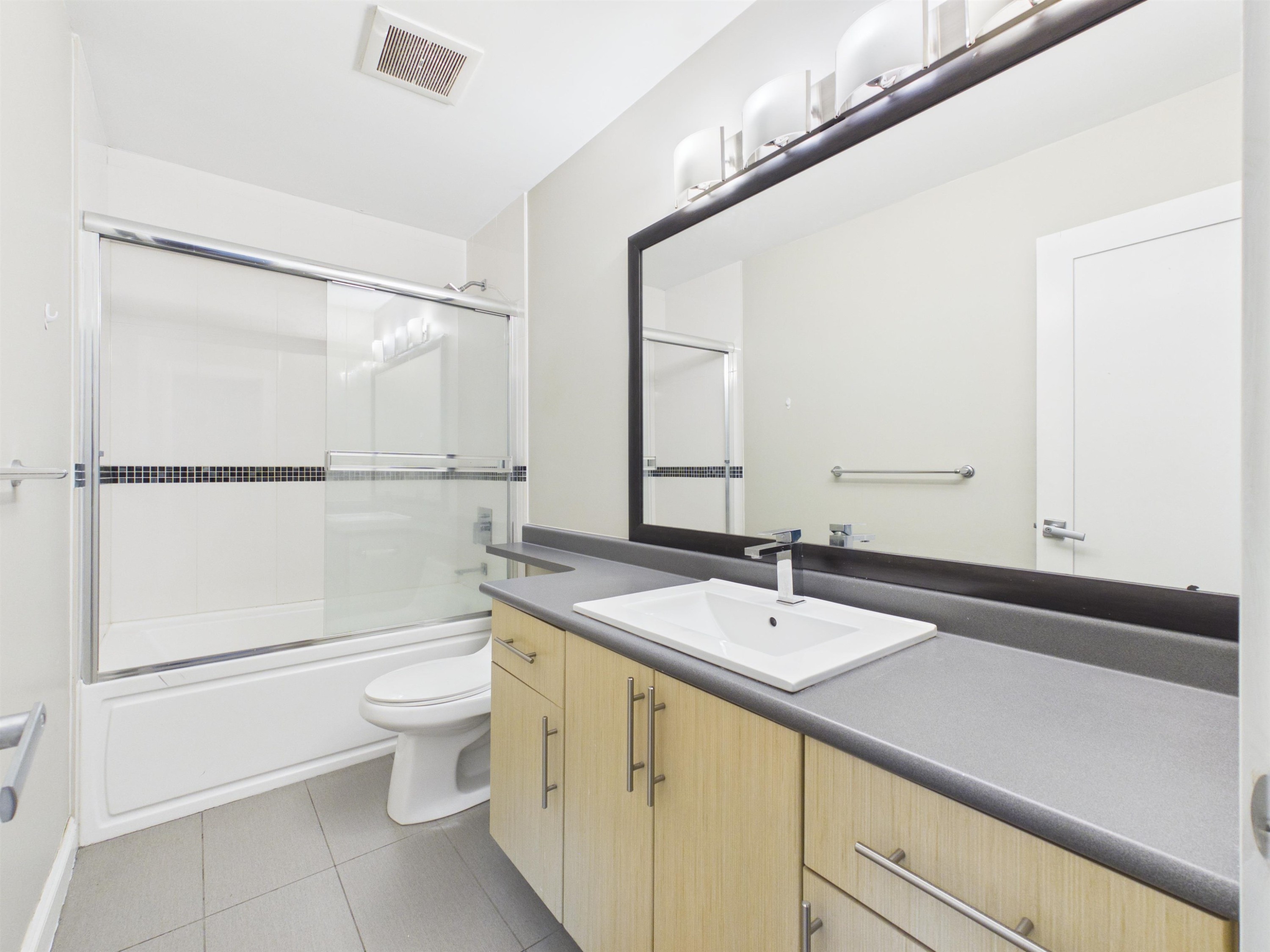 7320 Dow Avenue, Burnaby, BC - Indoor Photo Showing Bathroom