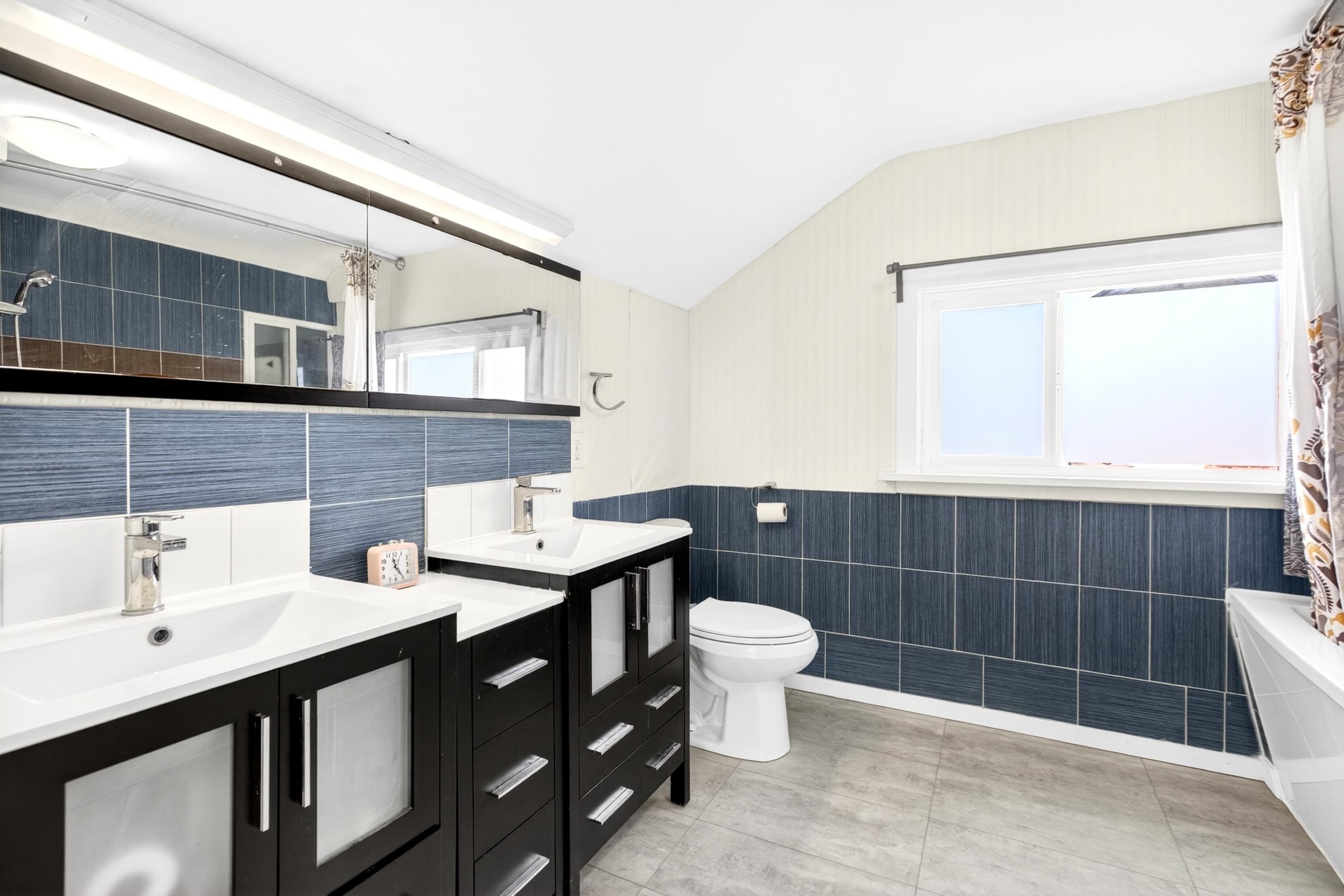 2975 8Th Avenue W, Vancouver, BC