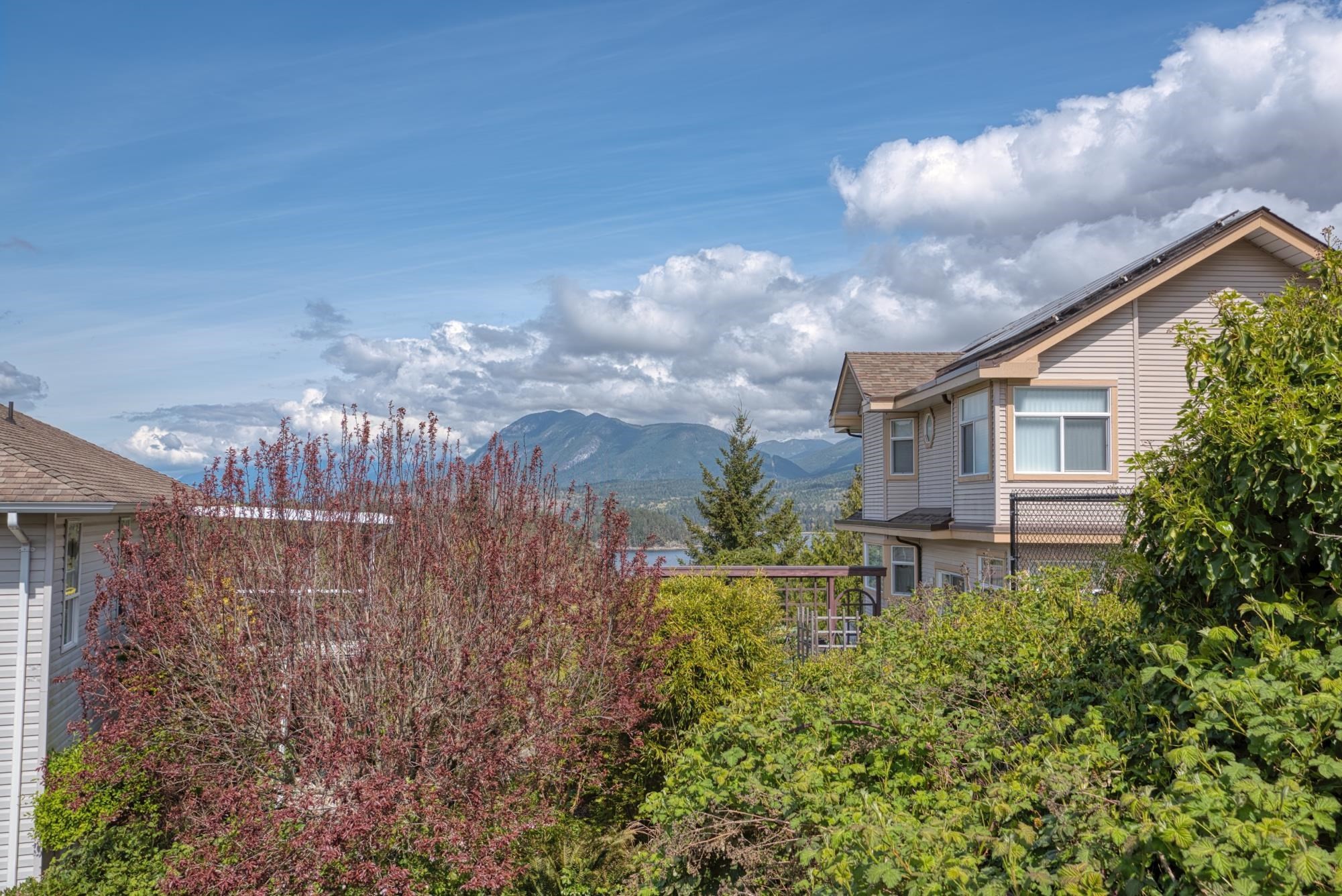 5796 Trail Avenue, Sechelt, BC - Outdoor