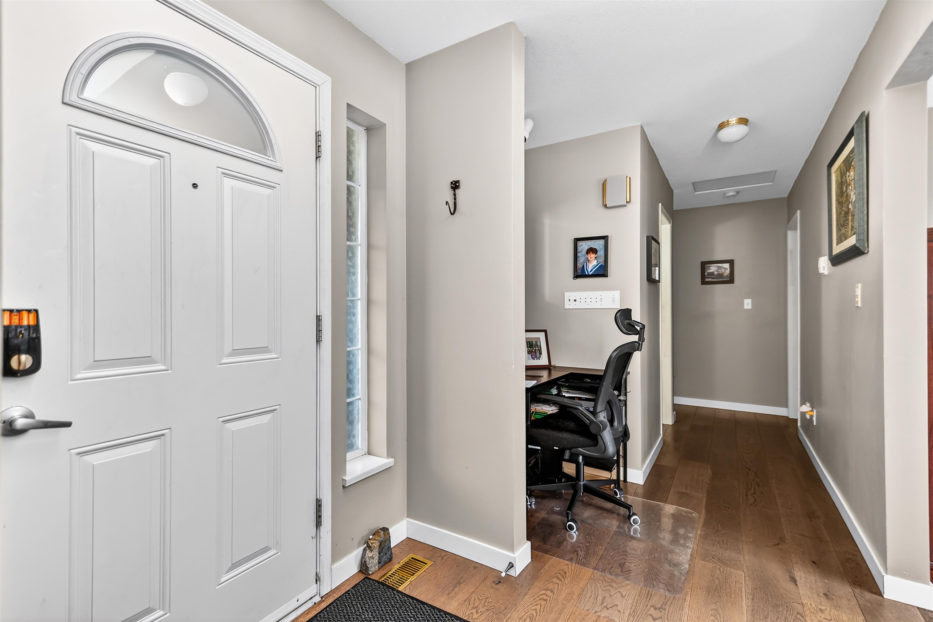 5796 Trail Avenue, Sechelt, BC - Indoor