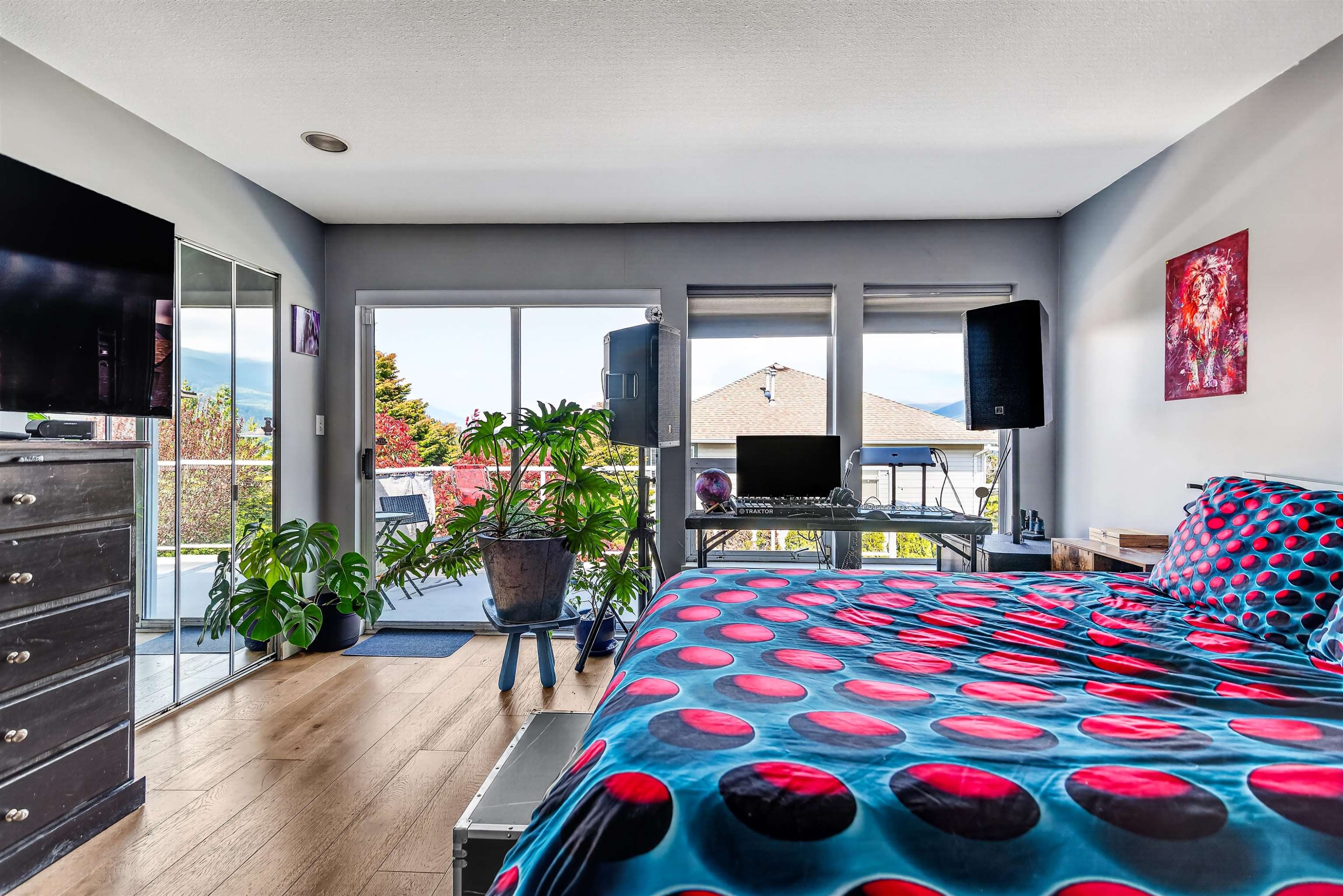 5796 Trail Avenue, Sechelt, BC - Indoor Photo Showing Bedroom