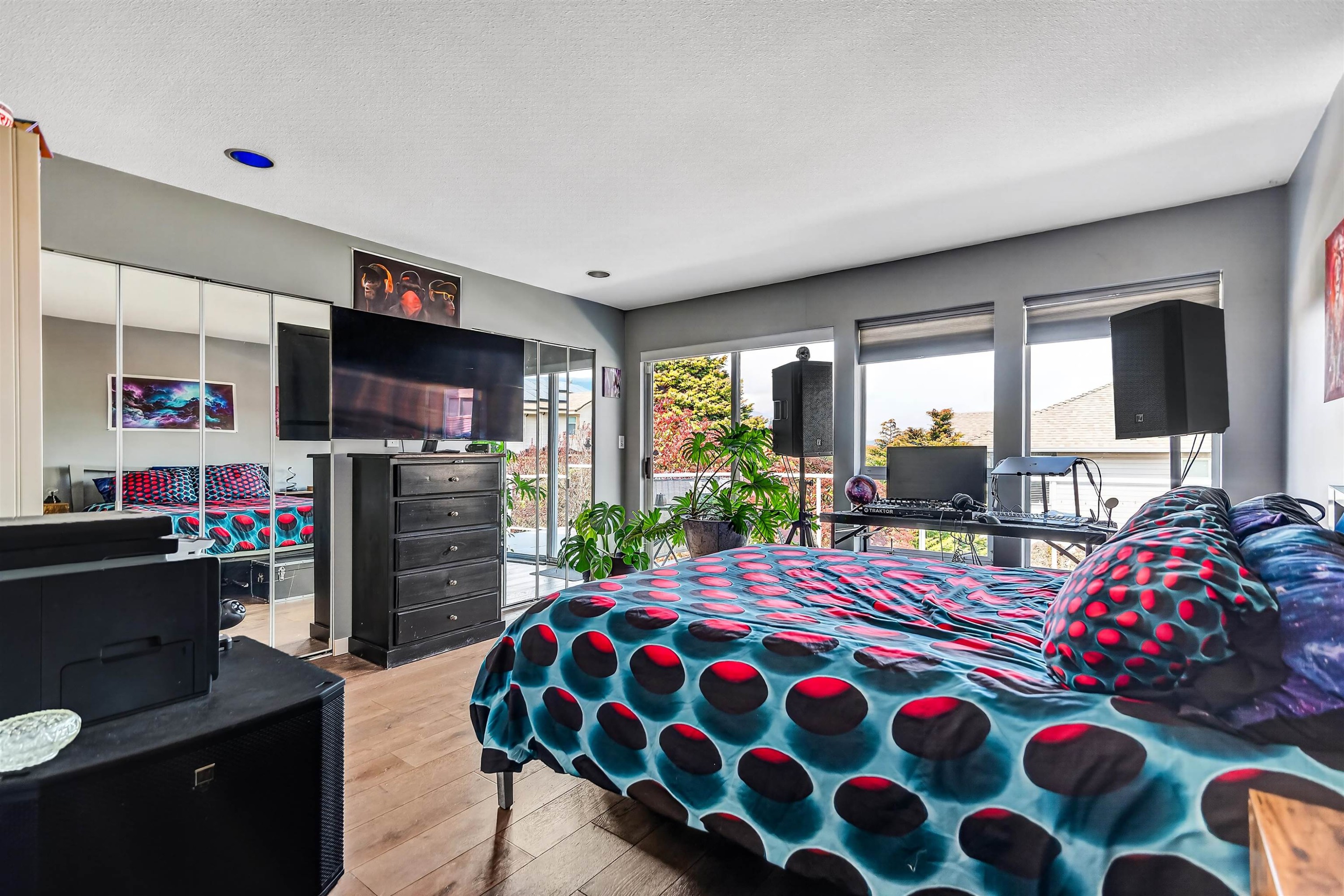 5796 Trail Avenue, Sechelt, BC - Indoor Photo Showing Bedroom