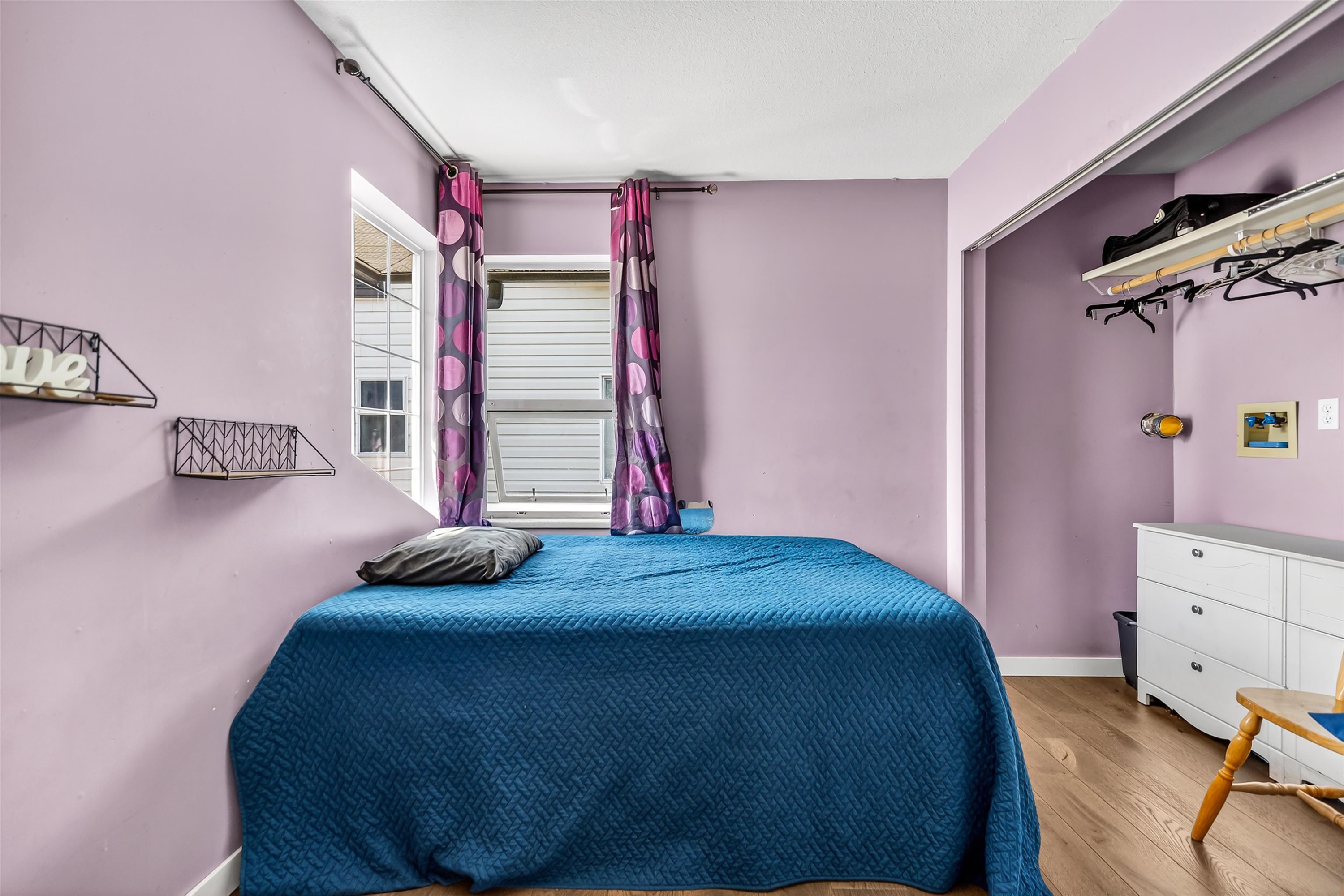 5796 Trail Avenue, Sechelt, BC - Indoor Photo Showing Bedroom