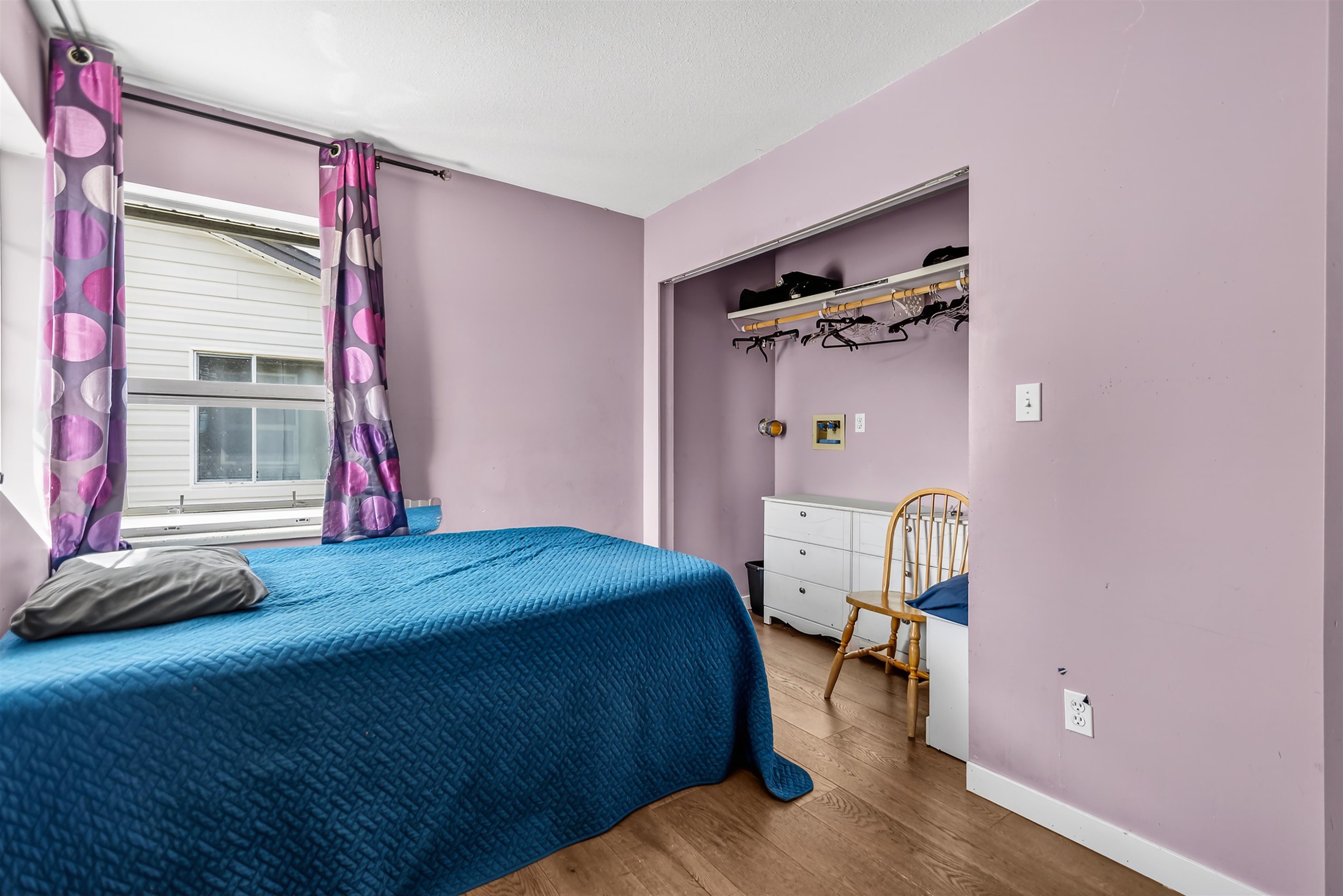 5796 Trail Avenue, Sechelt, BC - Indoor Photo Showing Bedroom