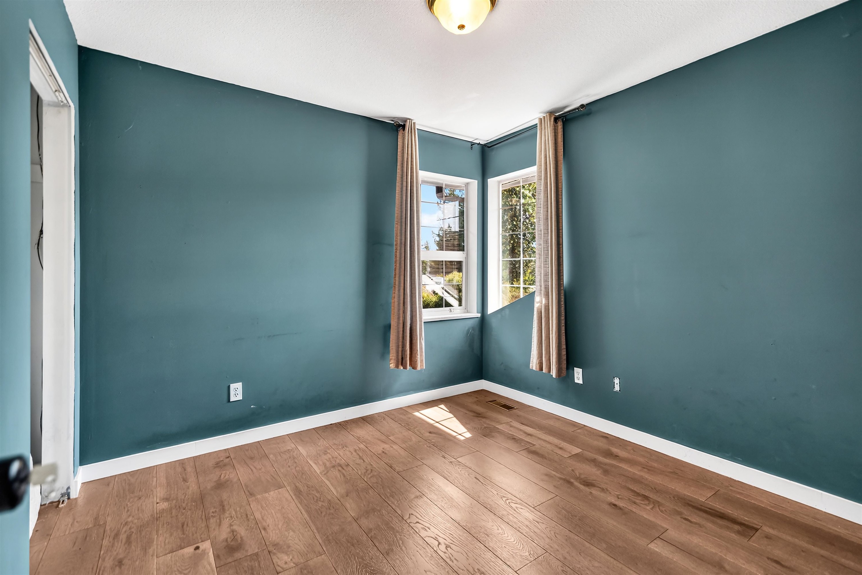 5796 Trail Avenue, Sechelt, BC - Indoor Photo Showing Other Room
