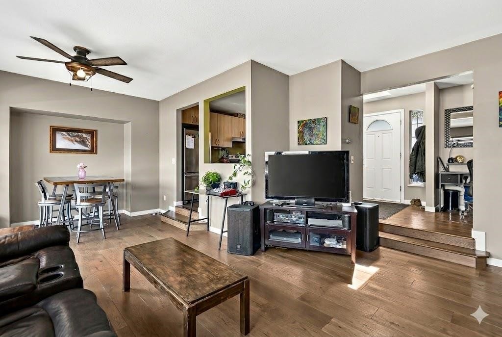 5796 Trail Avenue, Sechelt, BC - Indoor Photo Showing Living Room