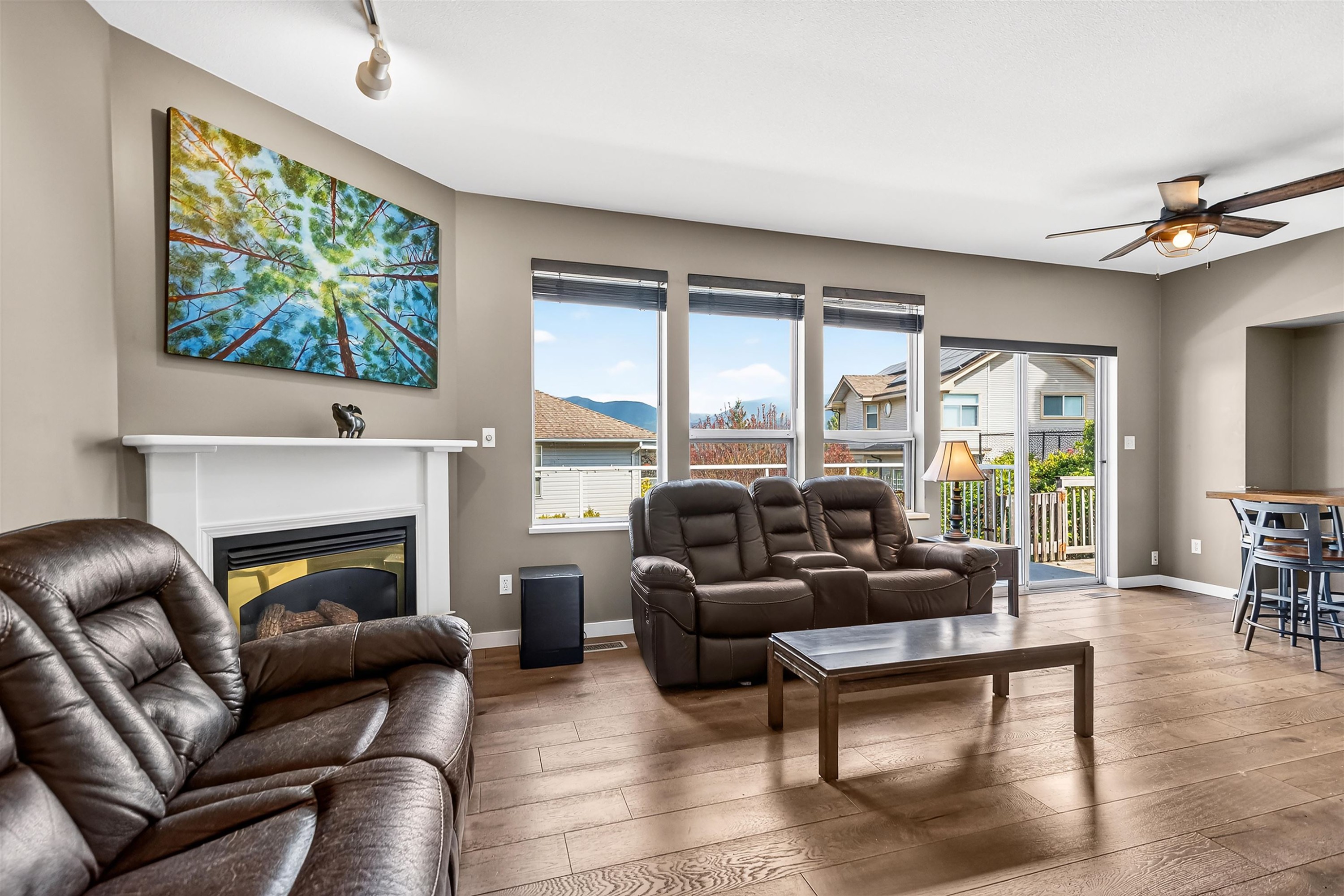 5796 Trail Avenue, Sechelt, BC - Indoor Photo Showing Living Room With Fireplace