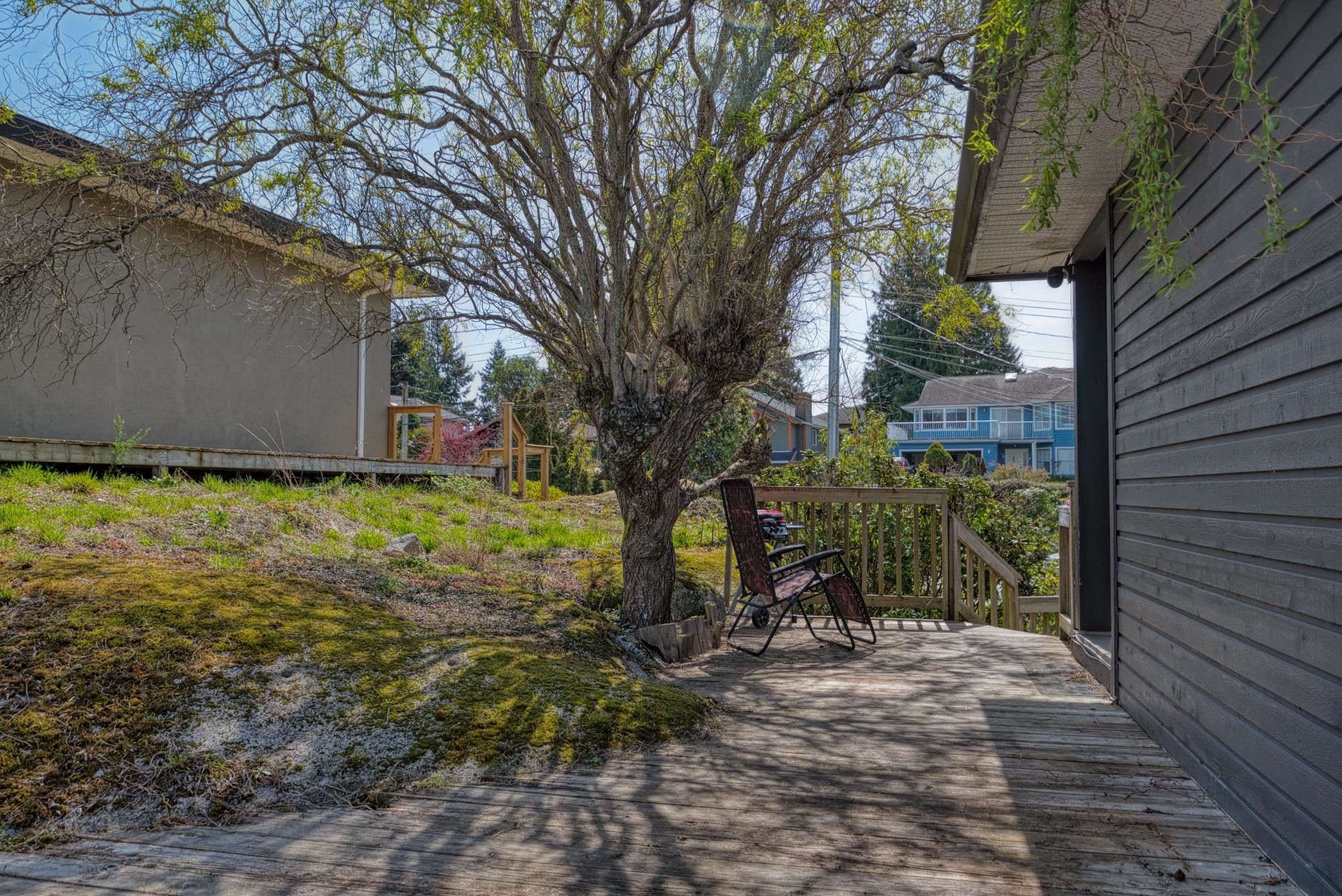 5796 Trail Avenue, Sechelt, BC - Outdoor