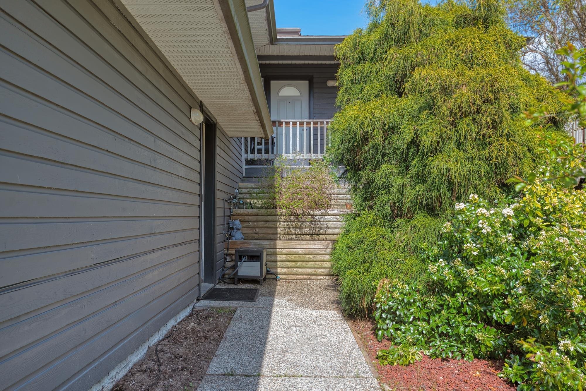 5796 Trail Avenue, Sechelt, BC - Outdoor