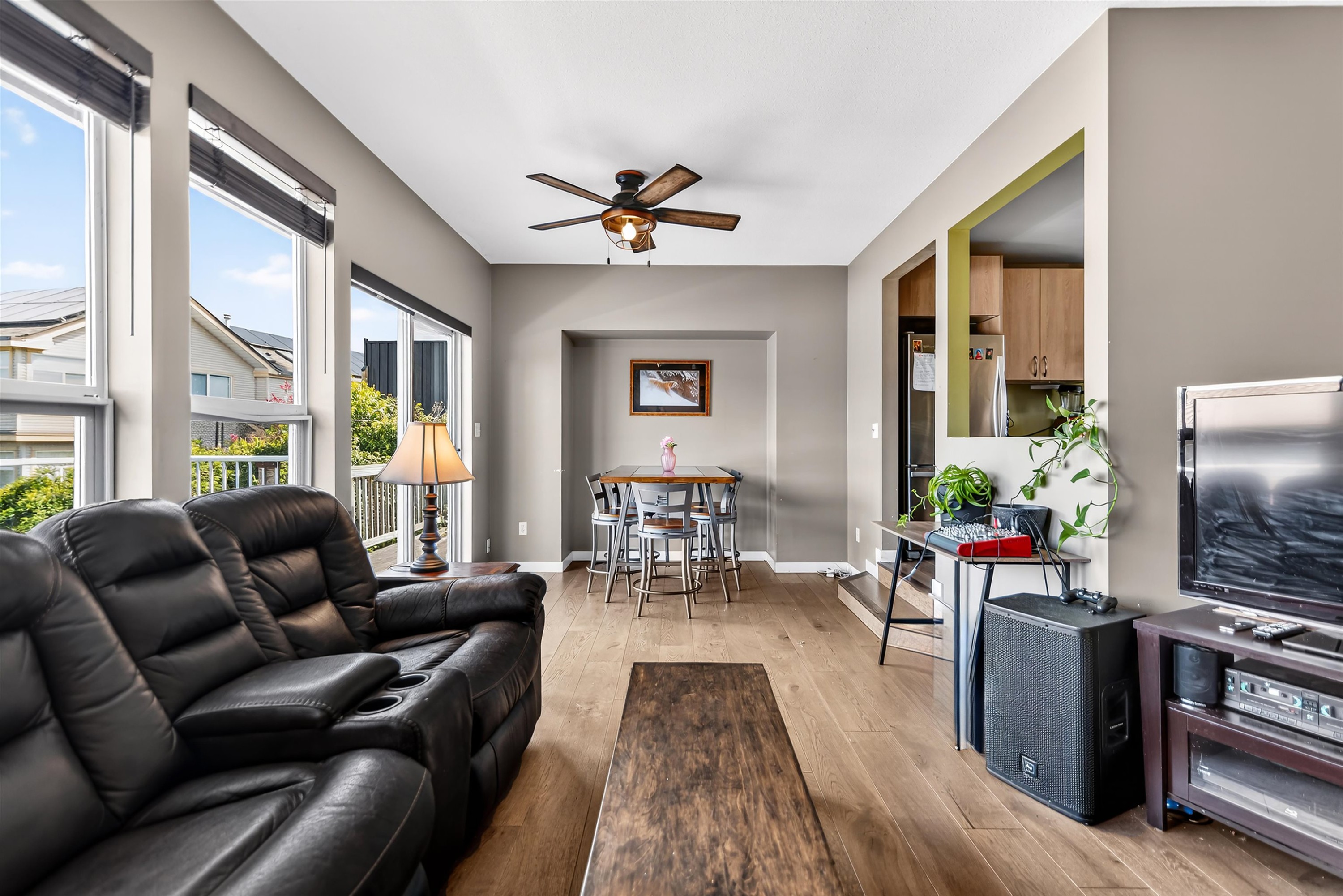 5796 Trail Avenue, Sechelt, BC - Indoor Photo Showing Living Room