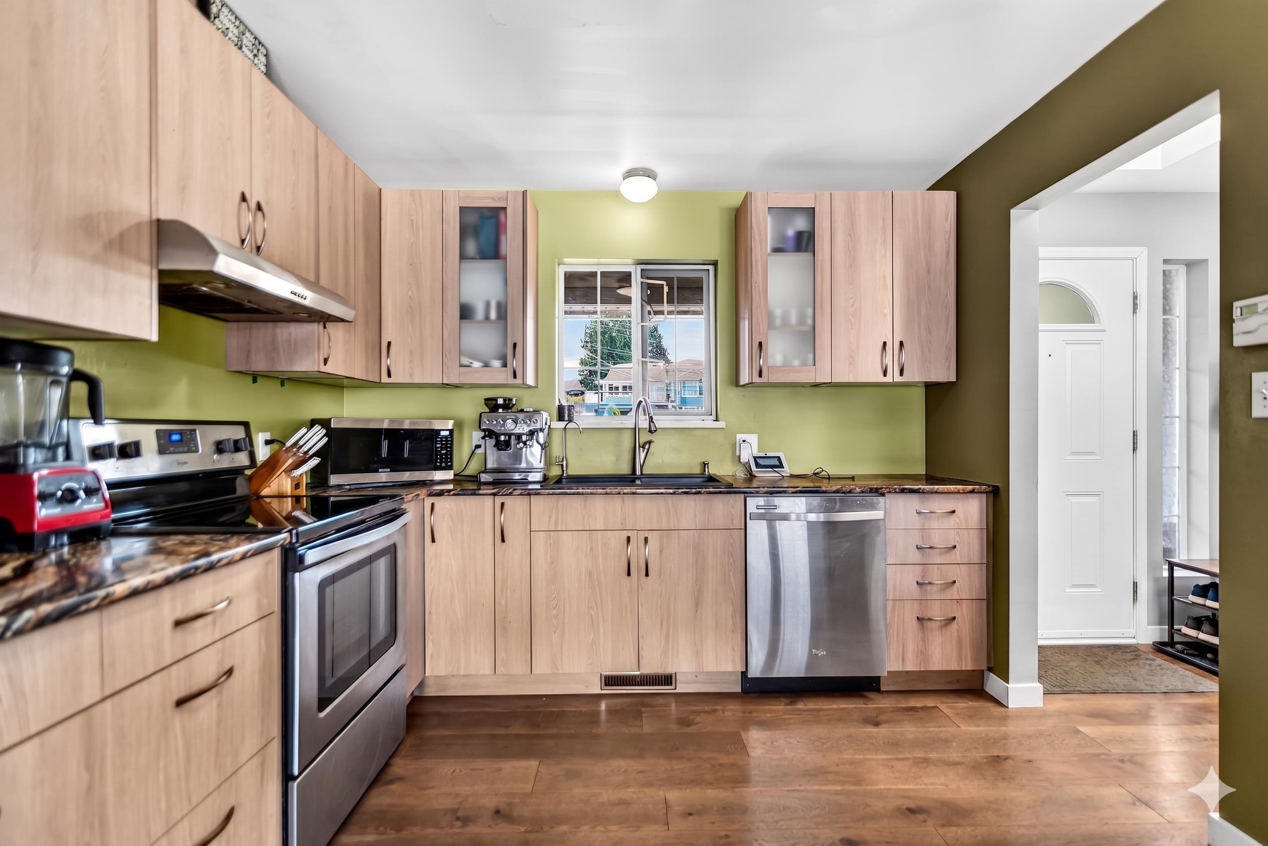5796 Trail Avenue, Sechelt, BC - Indoor Photo Showing Kitchen