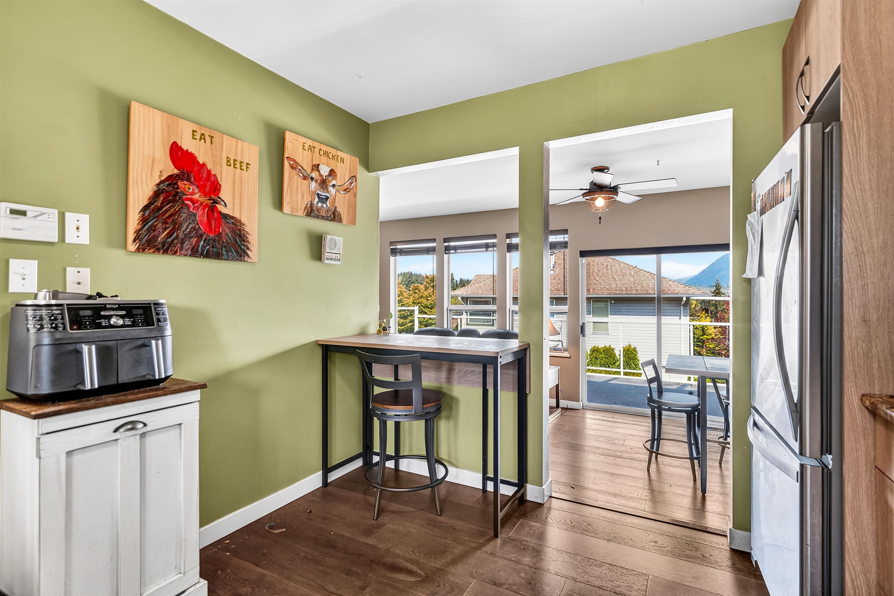 5796 Trail Avenue, Sechelt, BC - Indoor Photo Showing Kitchen