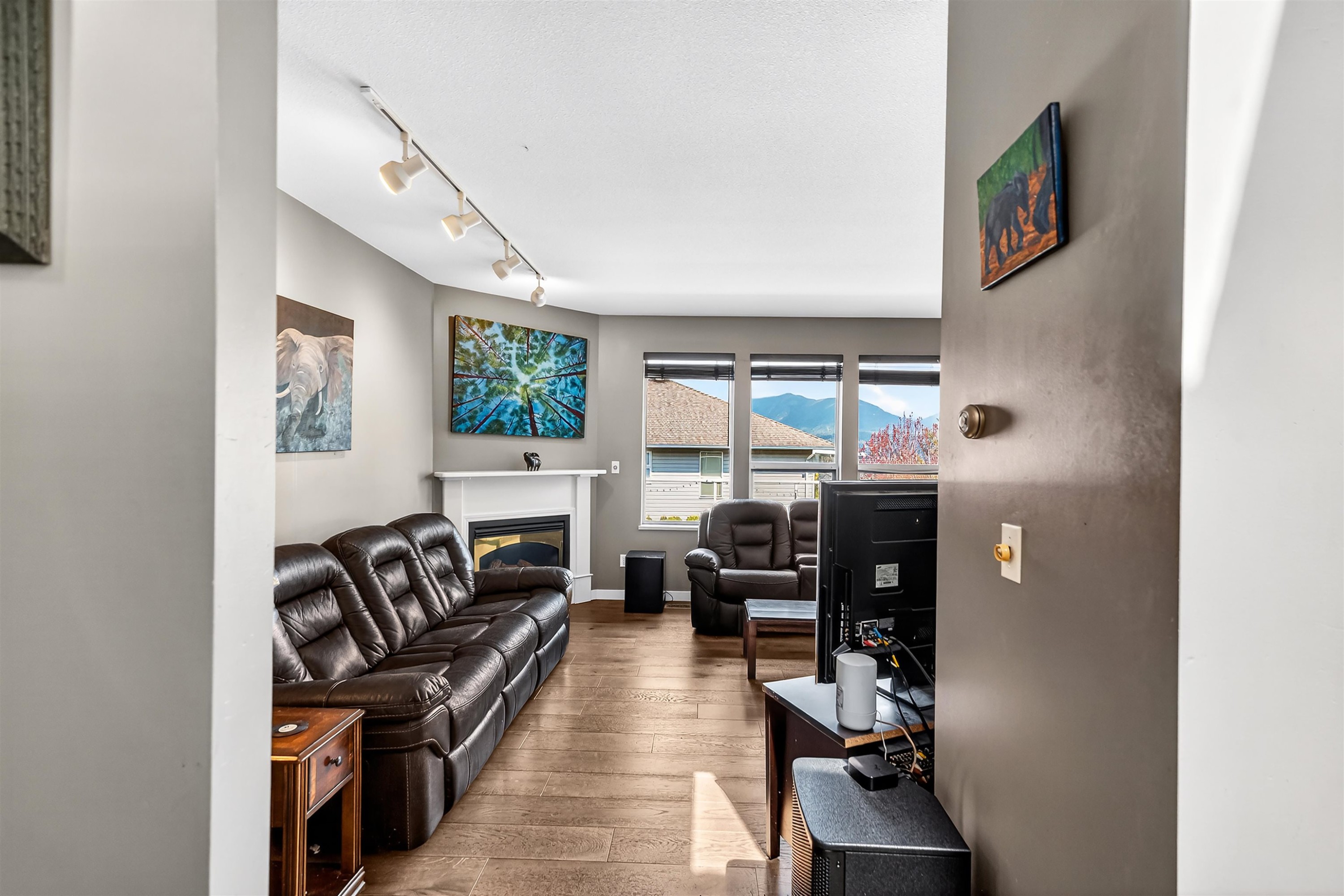 5796 Trail Avenue, Sechelt, BC - Indoor With Fireplace