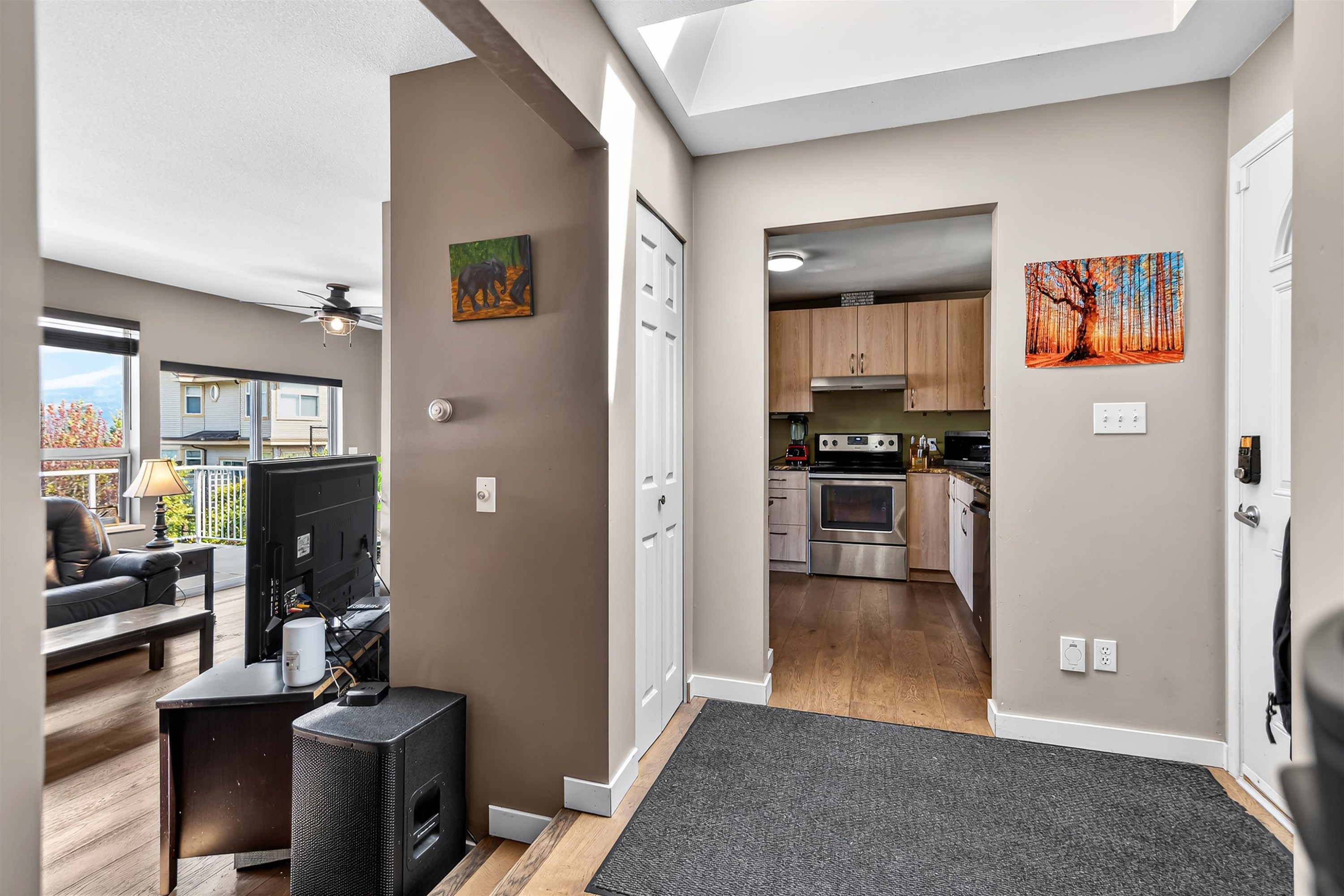 5796 Trail Avenue, Sechelt, BC - Indoor