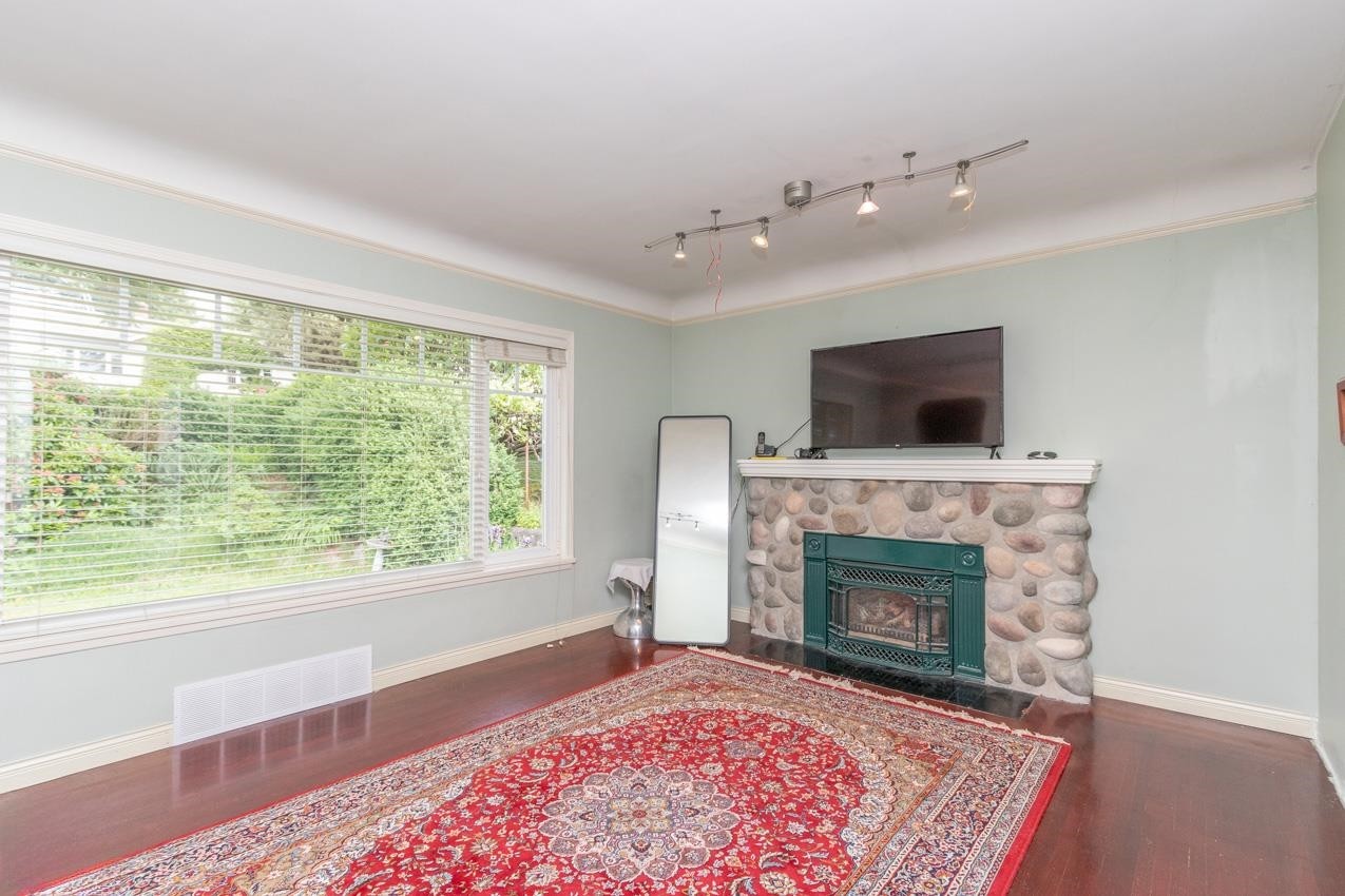 341 24Th Street W, North Vancouver, BC