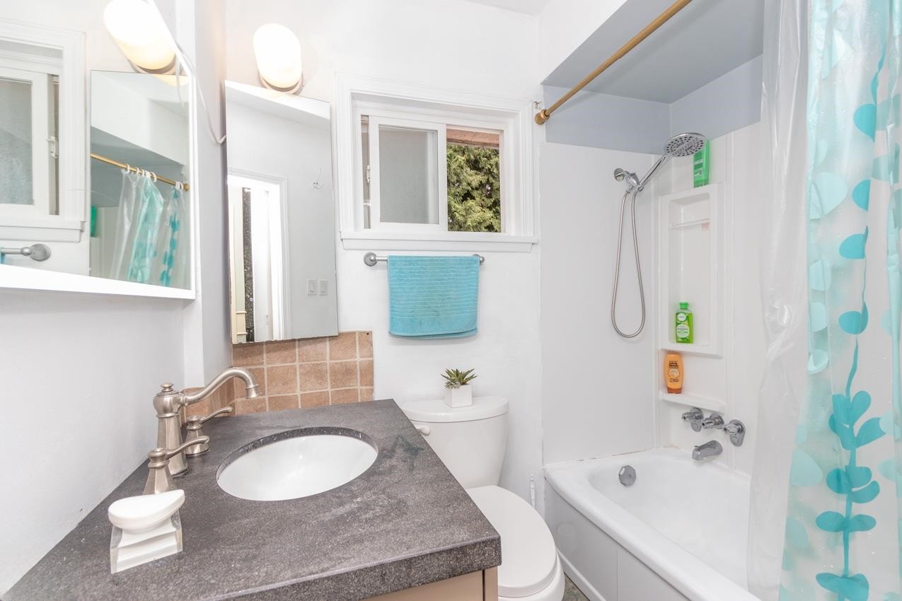 341 24Th Street W, North Vancouver, BC