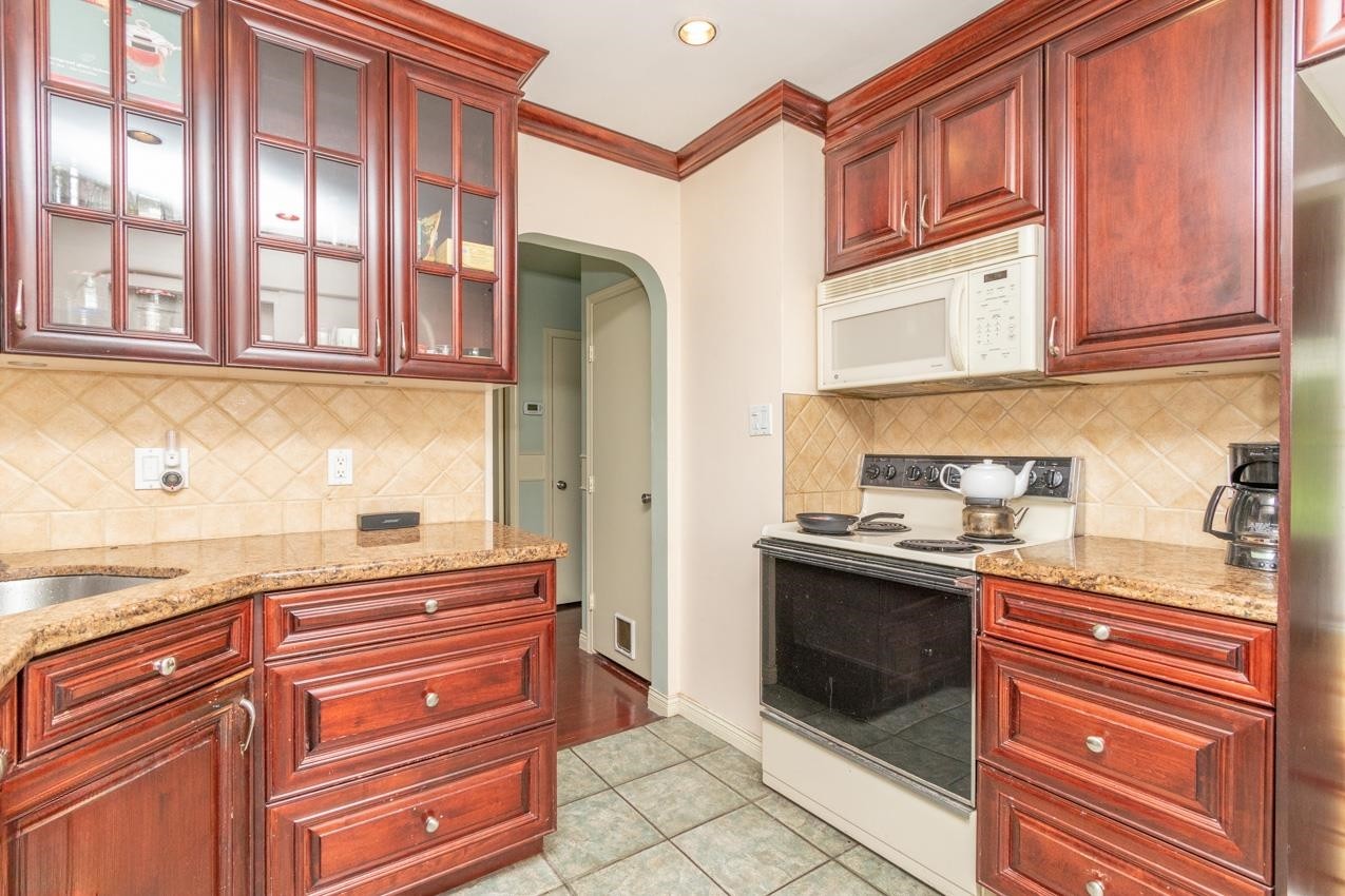 341 24Th Street W, North Vancouver, BC