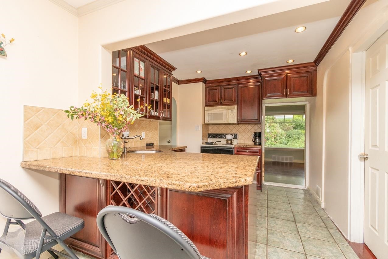 341 24Th Street W, North Vancouver, BC