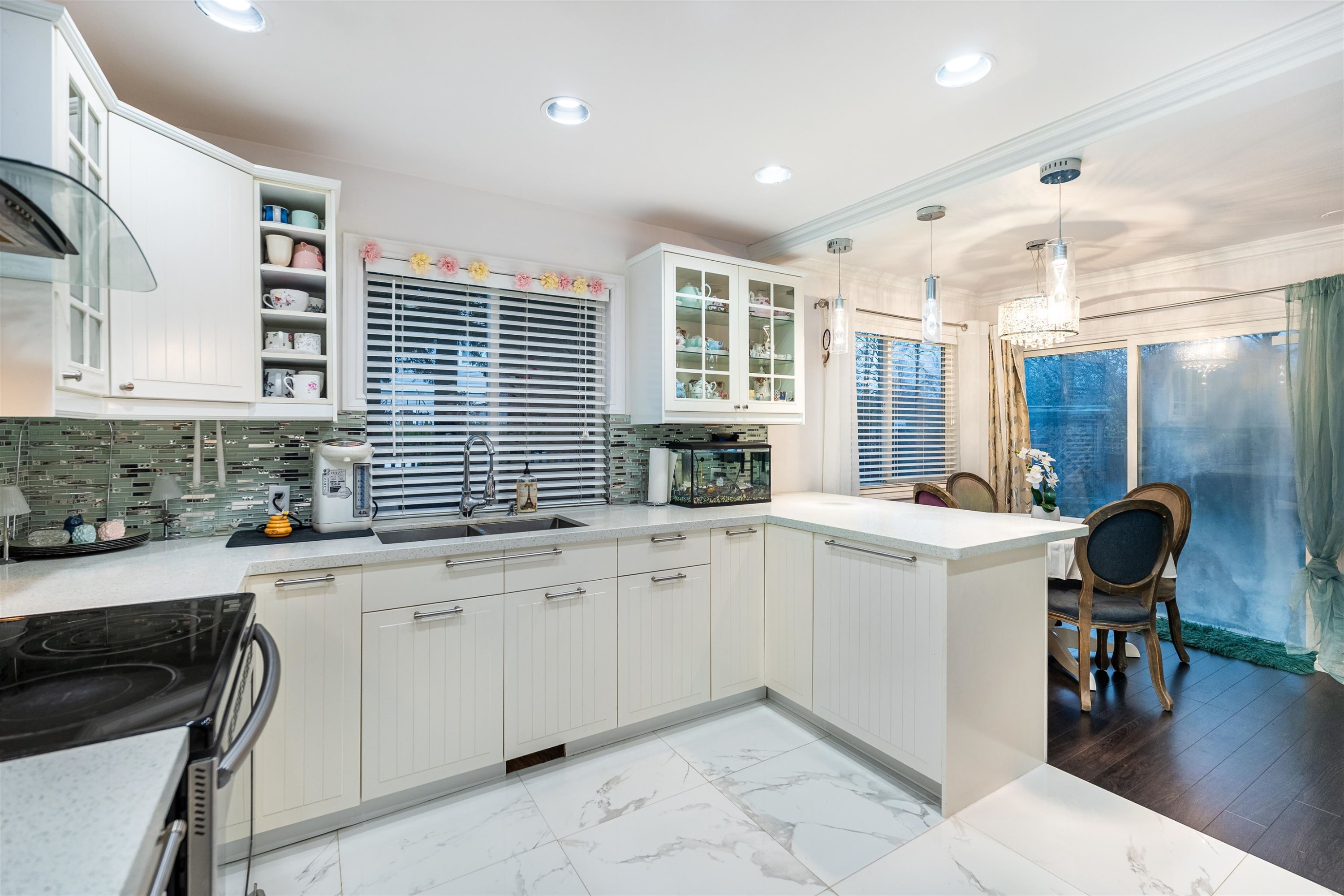 887 Riverside Drive, Port Coquitlam, BC - Indoor Photo Showing Kitchen With Double Sink