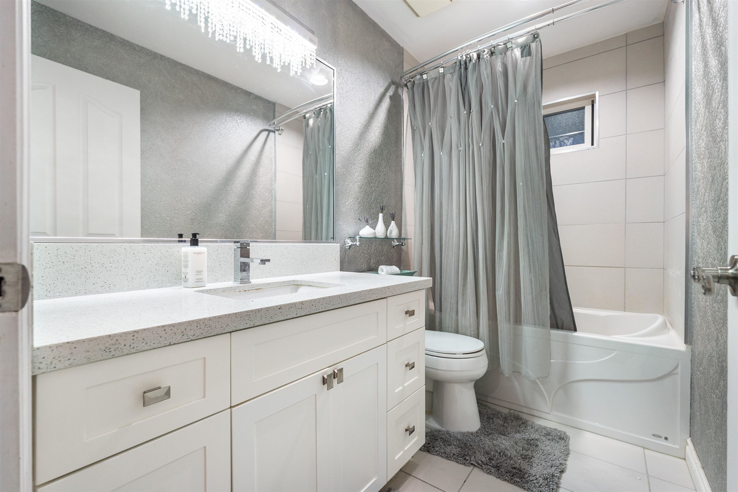 887 Riverside Drive, Port Coquitlam, BC - Indoor Photo Showing Bathroom