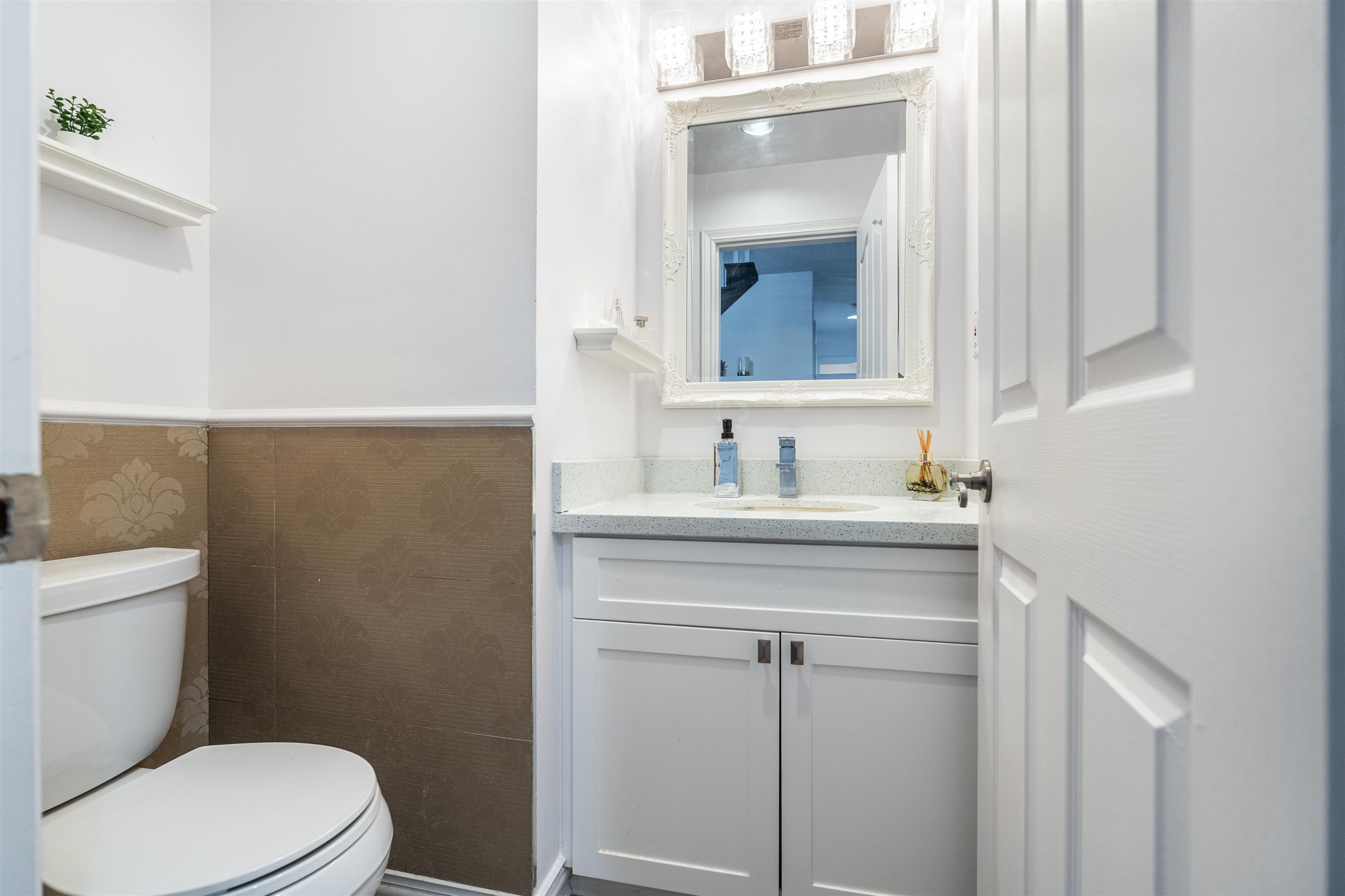 887 Riverside Drive, Port Coquitlam, BC - Indoor Photo Showing Bathroom